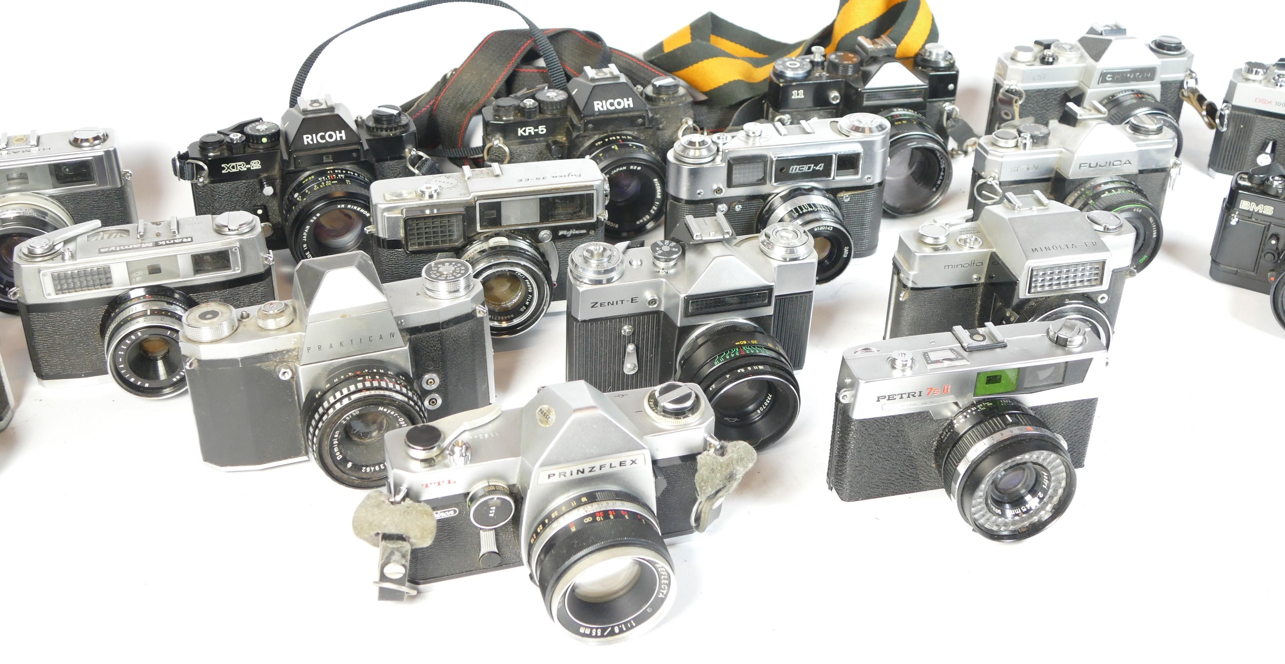 Twenty SLR vintage film cameras to include a Praktica IV, a Mamiya DSX1000, a Petri 7sII and a Ricoh - Bild 2 aus 2