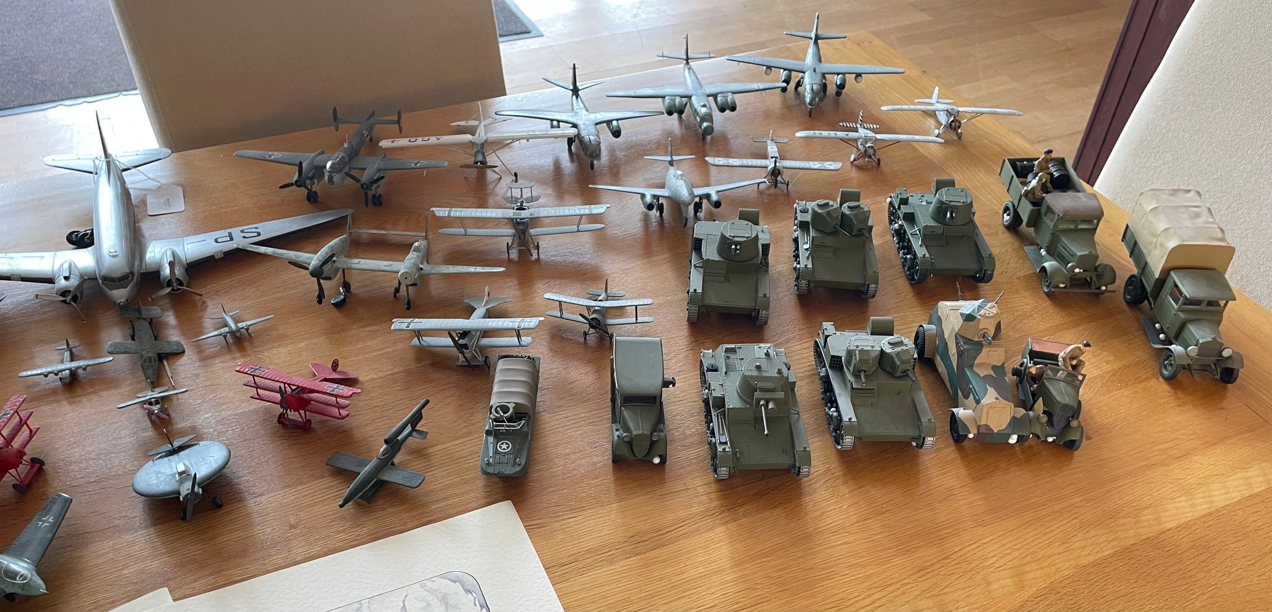 A large quantity of assembled plastic scale model military inspired vehicles to include tanks, - Bild 3 aus 4