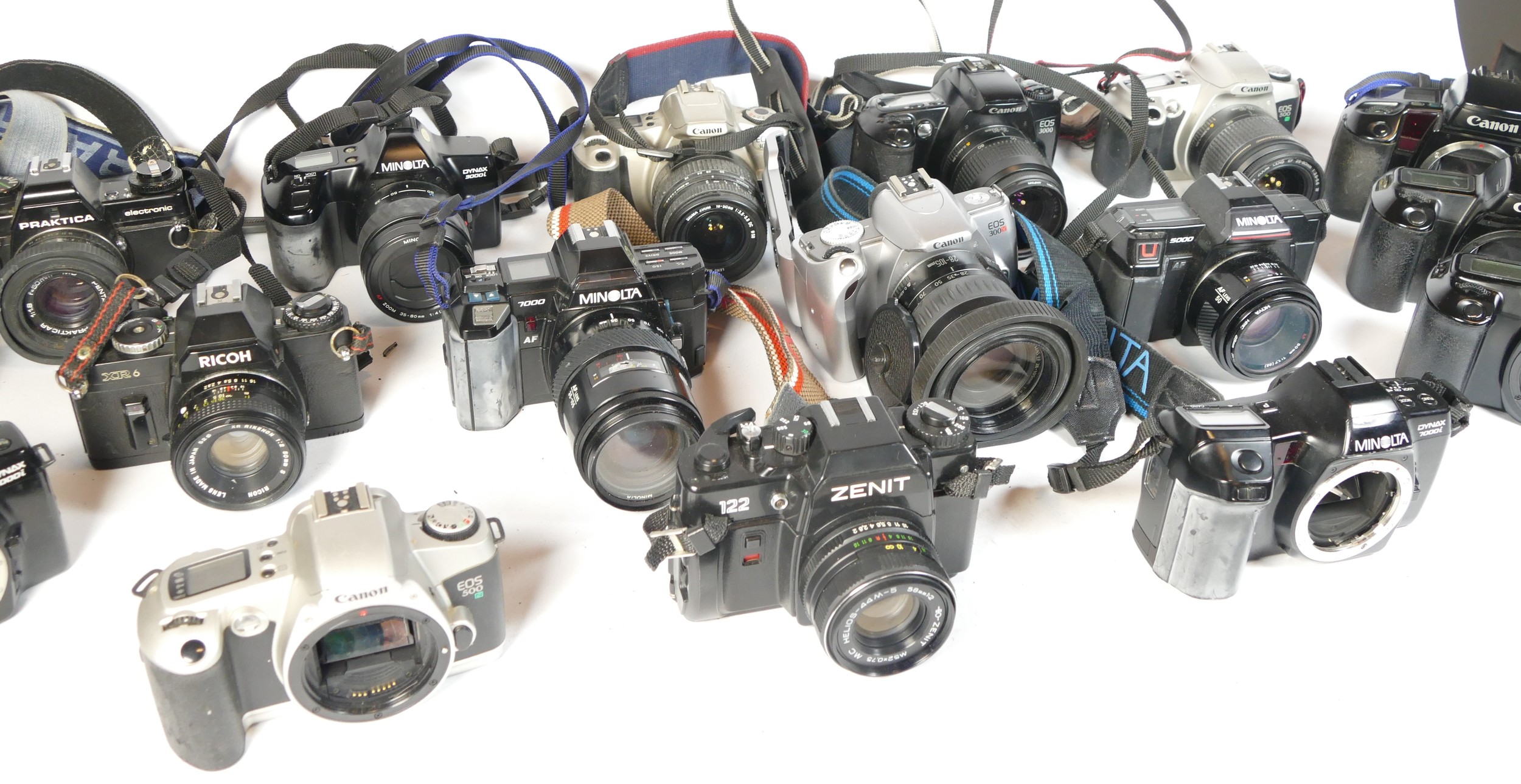 Twenty four SLR vintage film cameras to include a Canon EOS 500N, a canon EOS 3000, a Minolta - Bild 2 aus 2