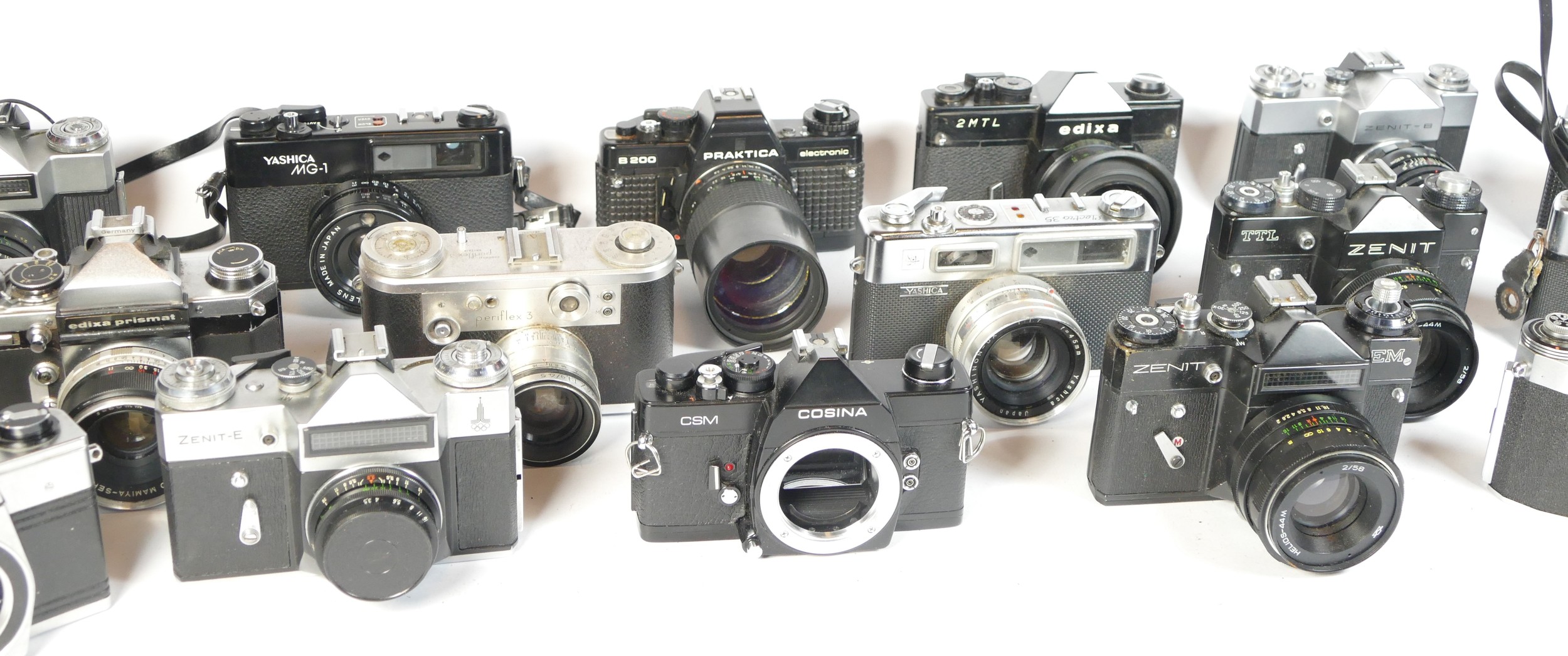 Eighteen SLR vintage film cameras to include a Praktica MTL5B, a Zenit EM, a Praktica B200 and a - Image 2 of 2