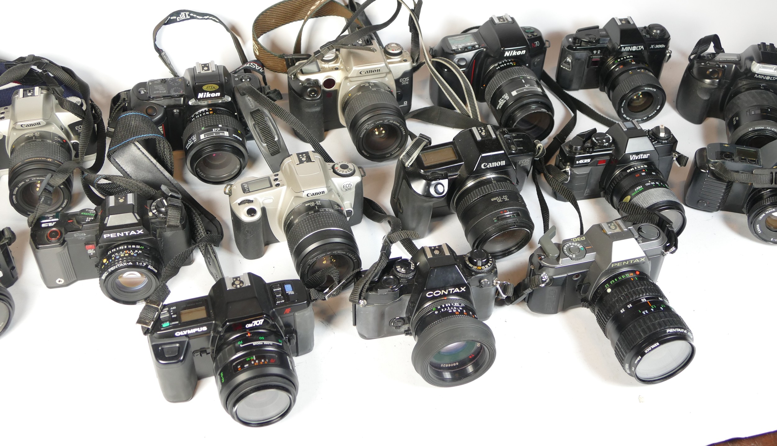 Twenty four SLR vintage film cameras to include a Minolta 5000, a Canon EOS 650, a Vivitar V635 - Image 2 of 2