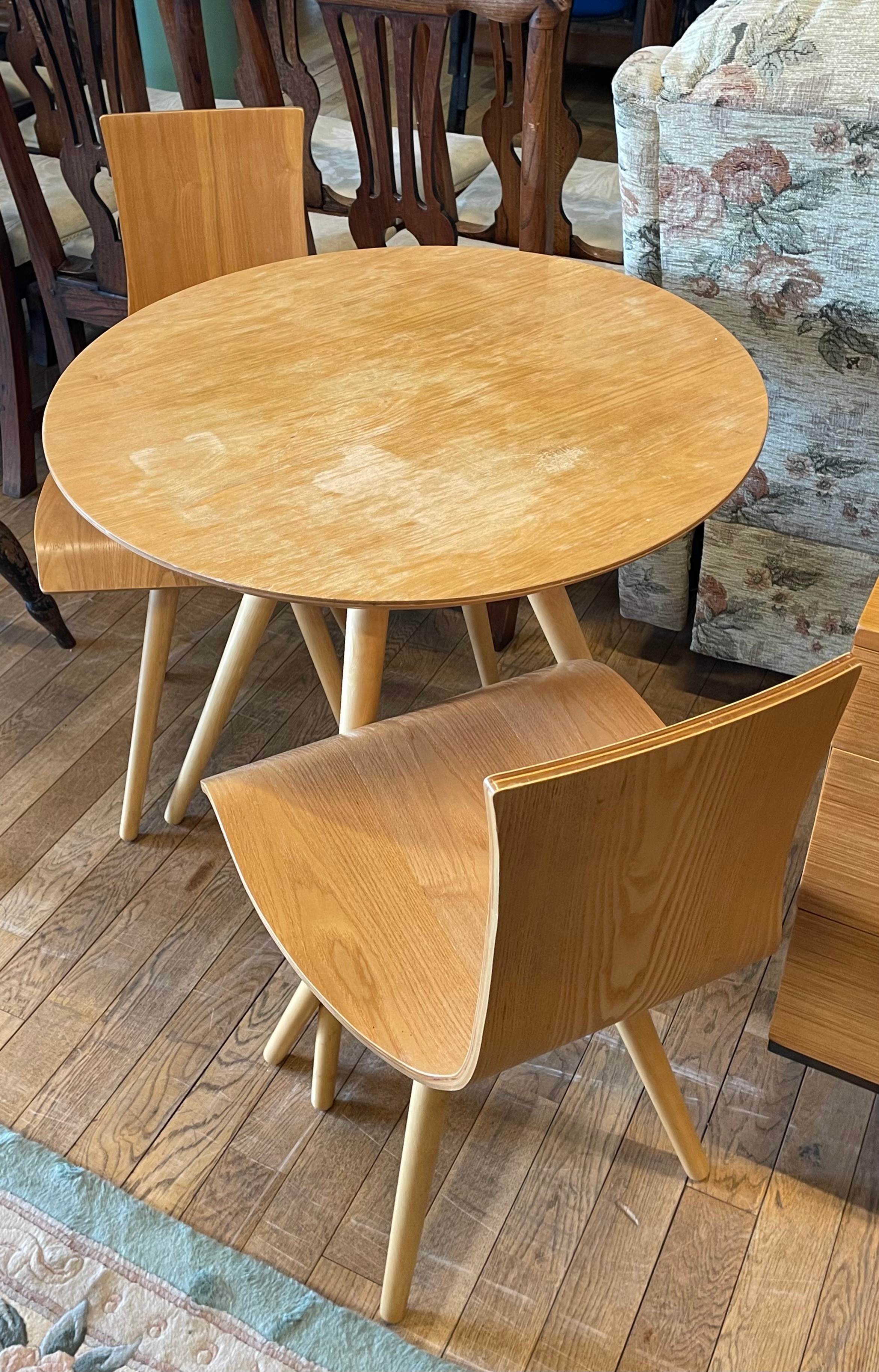 A modern organic three piece bistro set, comprising circular table on four splayed tapered legs, - Bild 2 aus 2