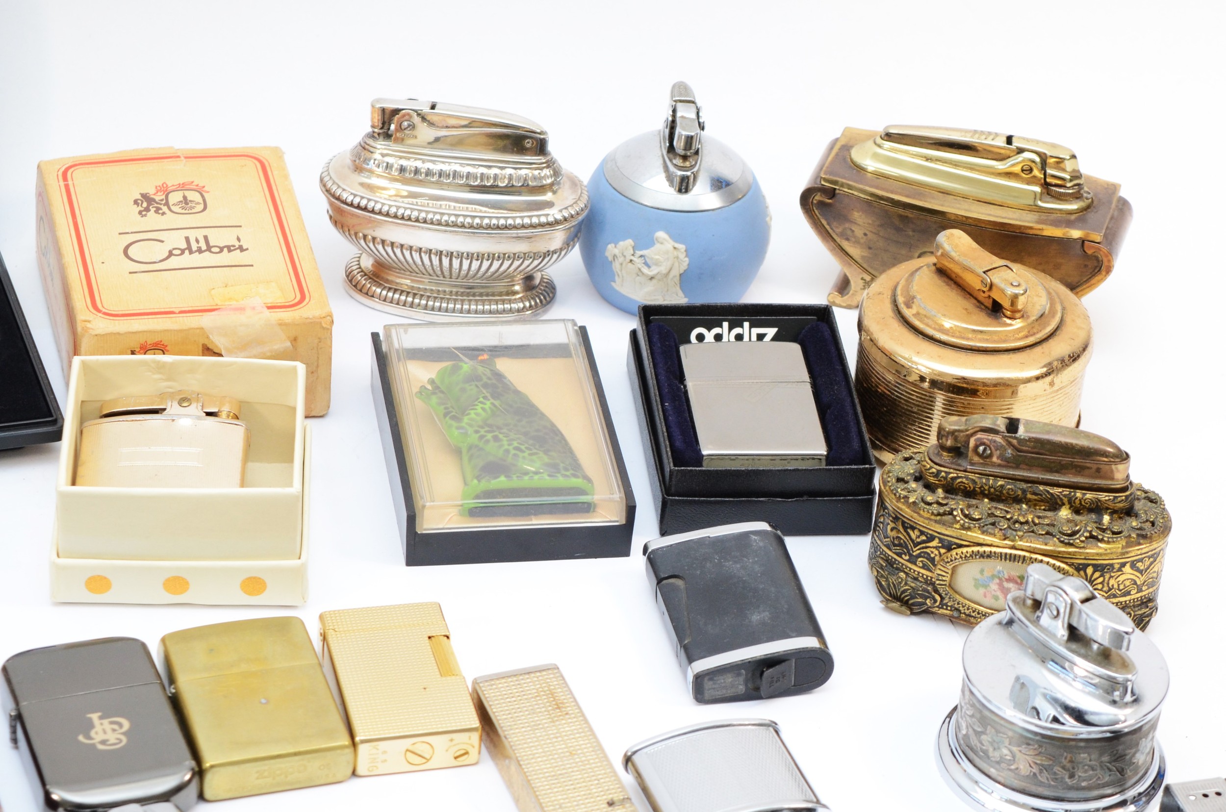 A collection of pocket and table cigarette lighters, makers to include Ronson, Zippo, Colibri, - Bild 2 aus 2