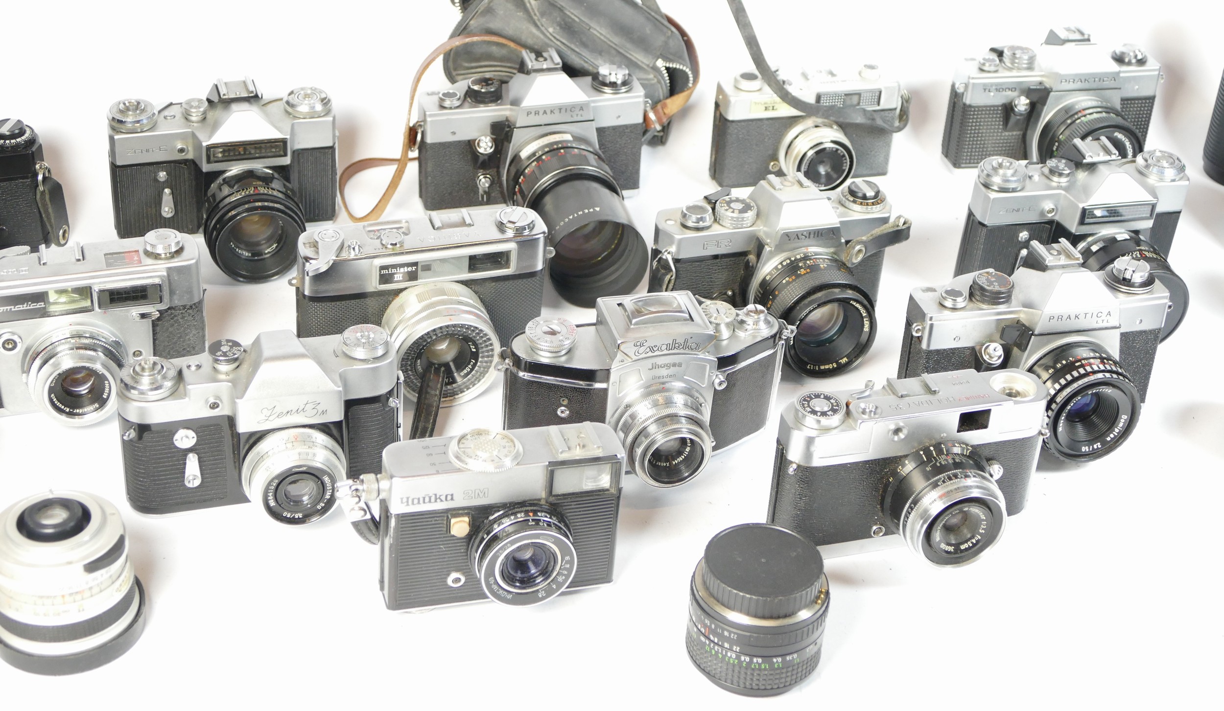 Fourteen SLR vintage film cameras to include a Yashica FR, a Hanimex Holiday 35, a Yashica FR1, - Bild 2 aus 2