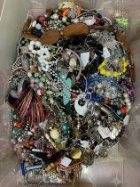 Approximately 10kg of costume jewellery.