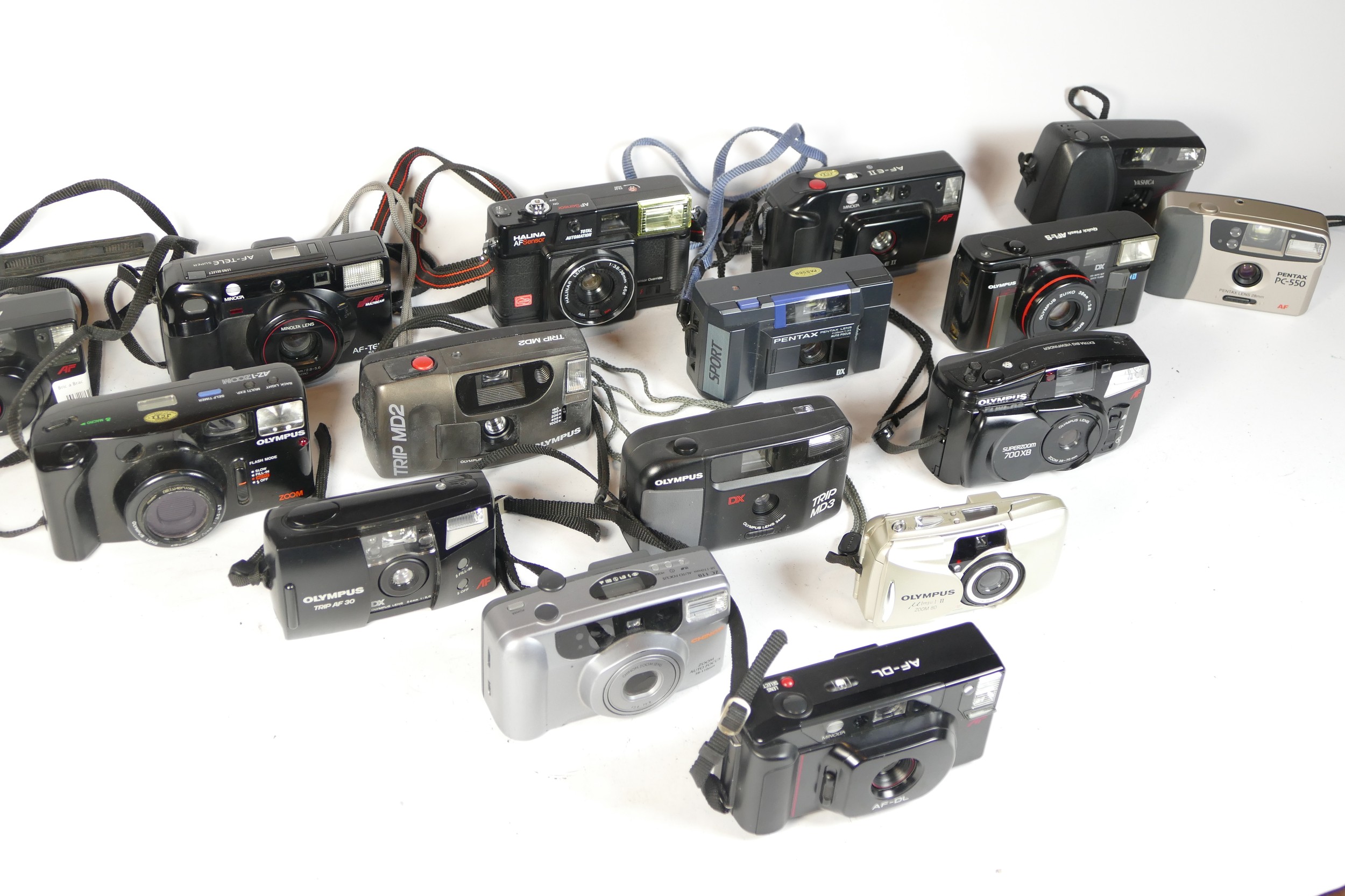 Seventeen compact film cameras to include an Olympus Trip MD3, a Minolta AF-Tele, a Pentax PC-550 - Image 2 of 2