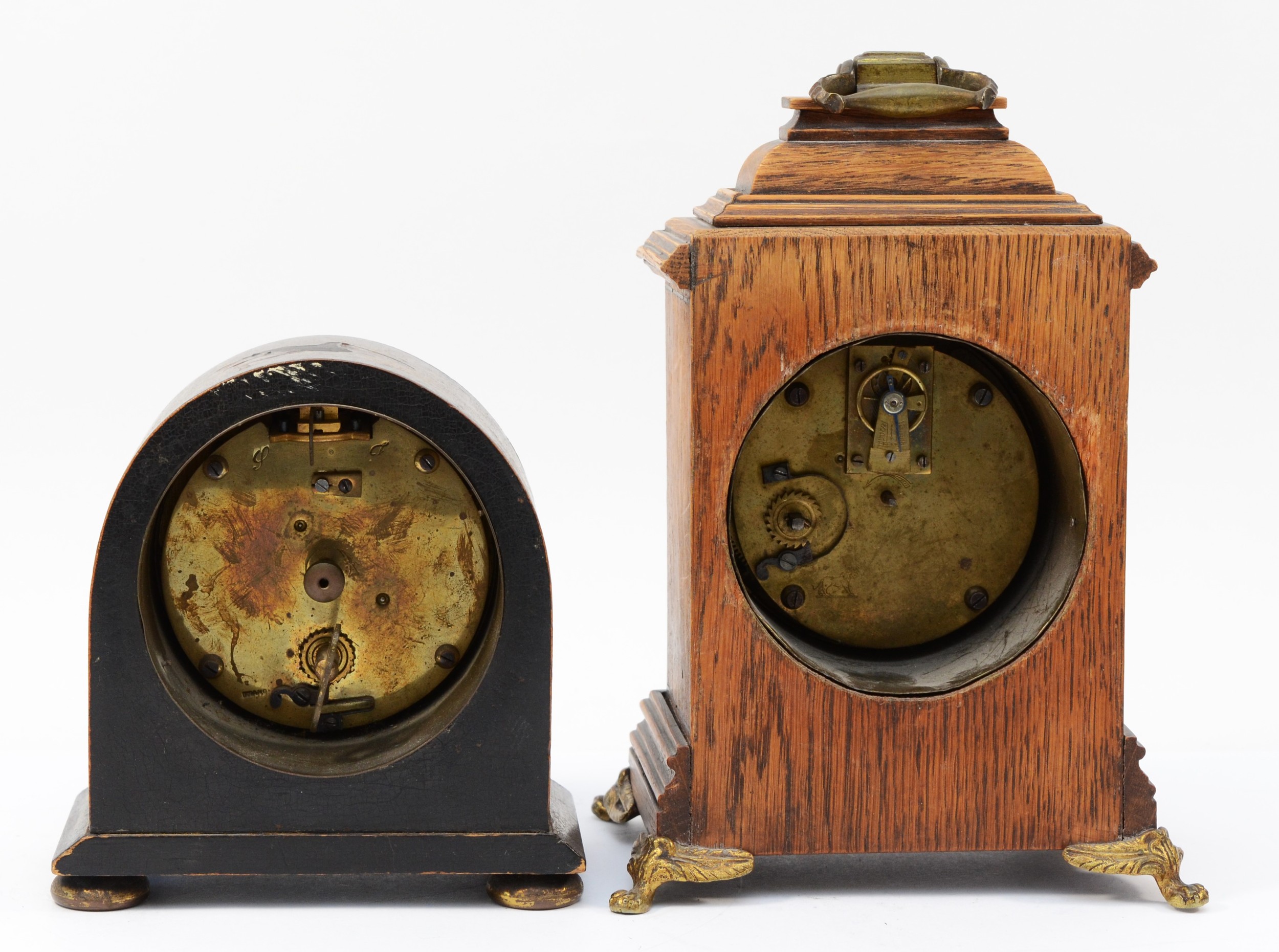 A 1930s mantel clock, having manual wind movement with gilt circular dial in black lacquered - Bild 3 aus 4