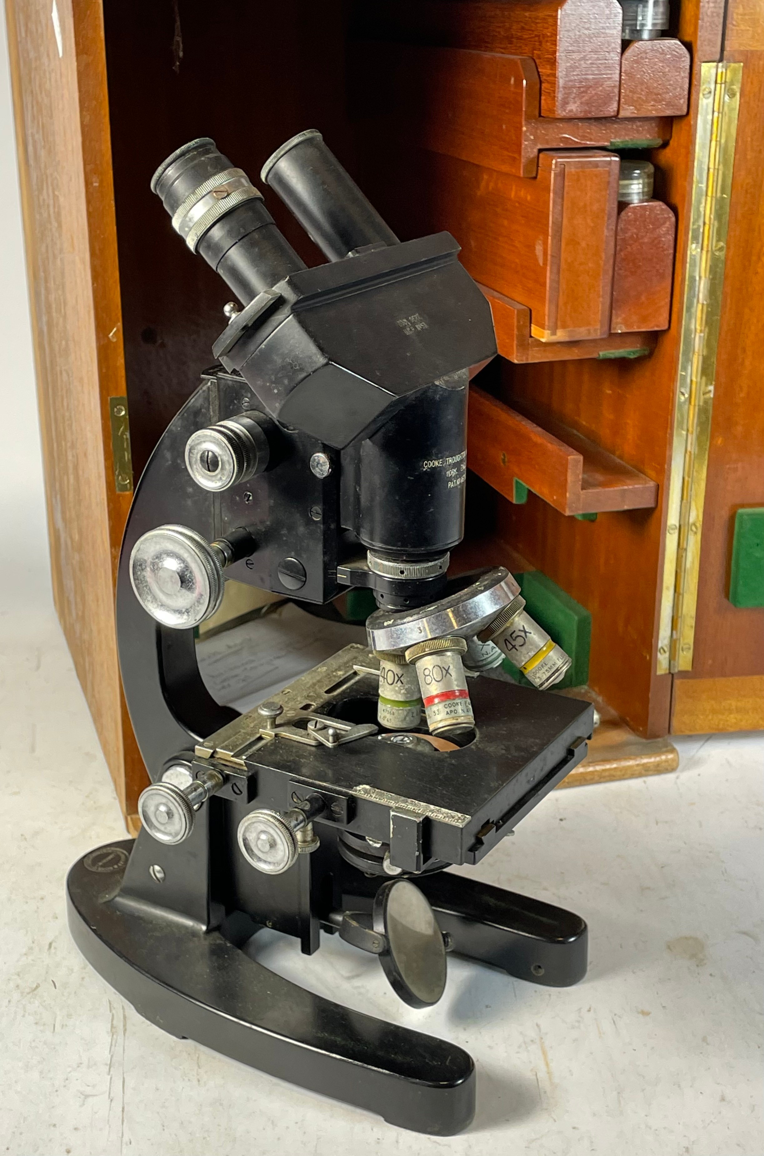 An early 20th century Hawksley & Sons laboratory microscope, model M201295, complete with mahogany - Bild 2 aus 2