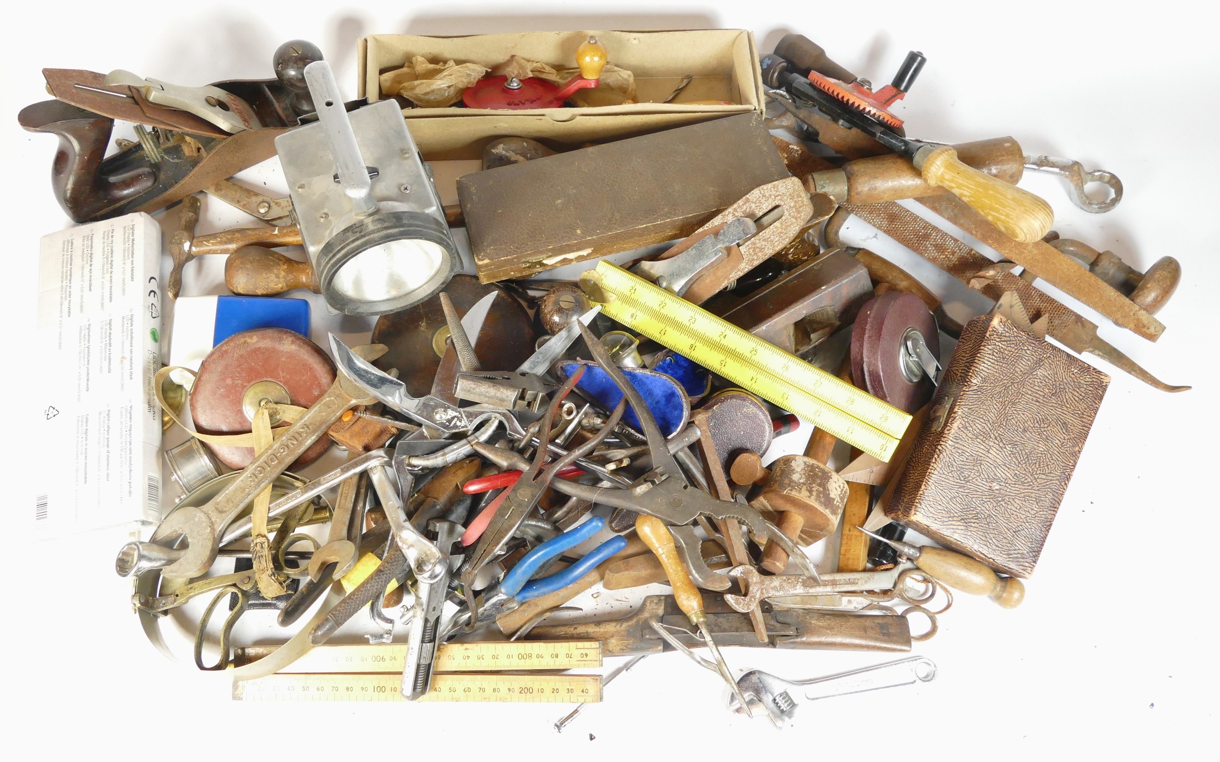 A collection of early 20th century and later carpenters hand tools in three boxes. (3) - Image 2 of 3