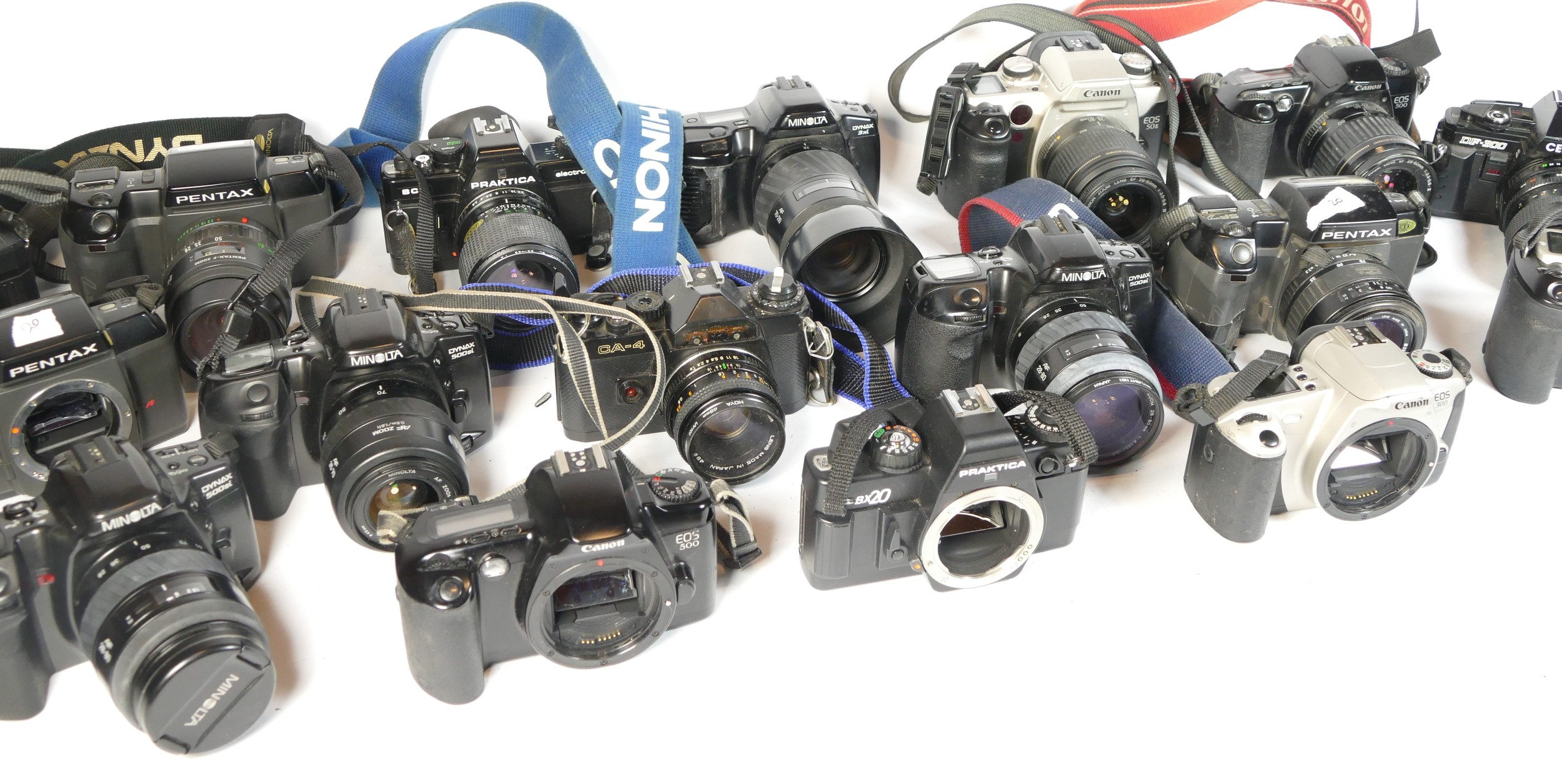 Twenty six SLR vintage film cameras to include a Pentax P30N, a Minolta 3000i, a Praktica BX20 and a - Image 2 of 2