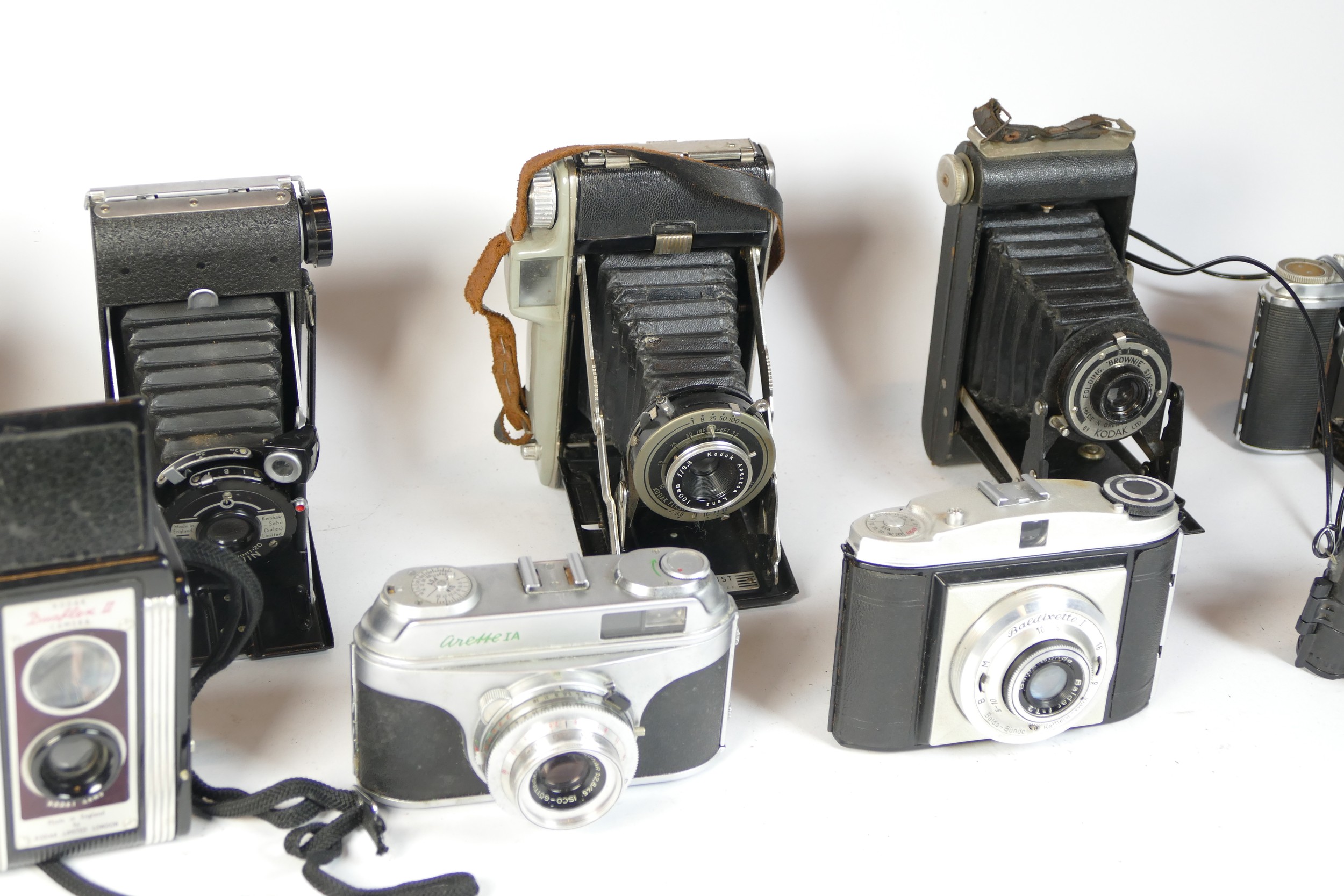 Nine mixed cameras to include an Empire Baby, a Kershaw Eight-20 Penguin and a Kodak Brownie. - Bild 2 aus 2