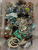 Approximately 10kg of costume jewellery.