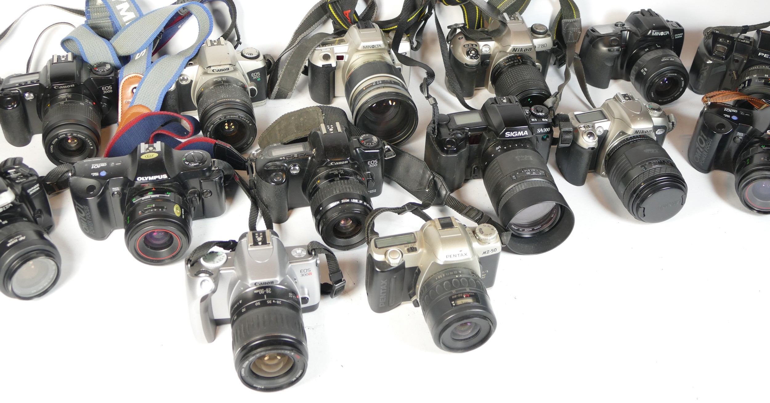 Twenty five SLR vintage film cameras to include a Minolta 404si, a Canon EOS 3000, an Olympus - Bild 2 aus 2