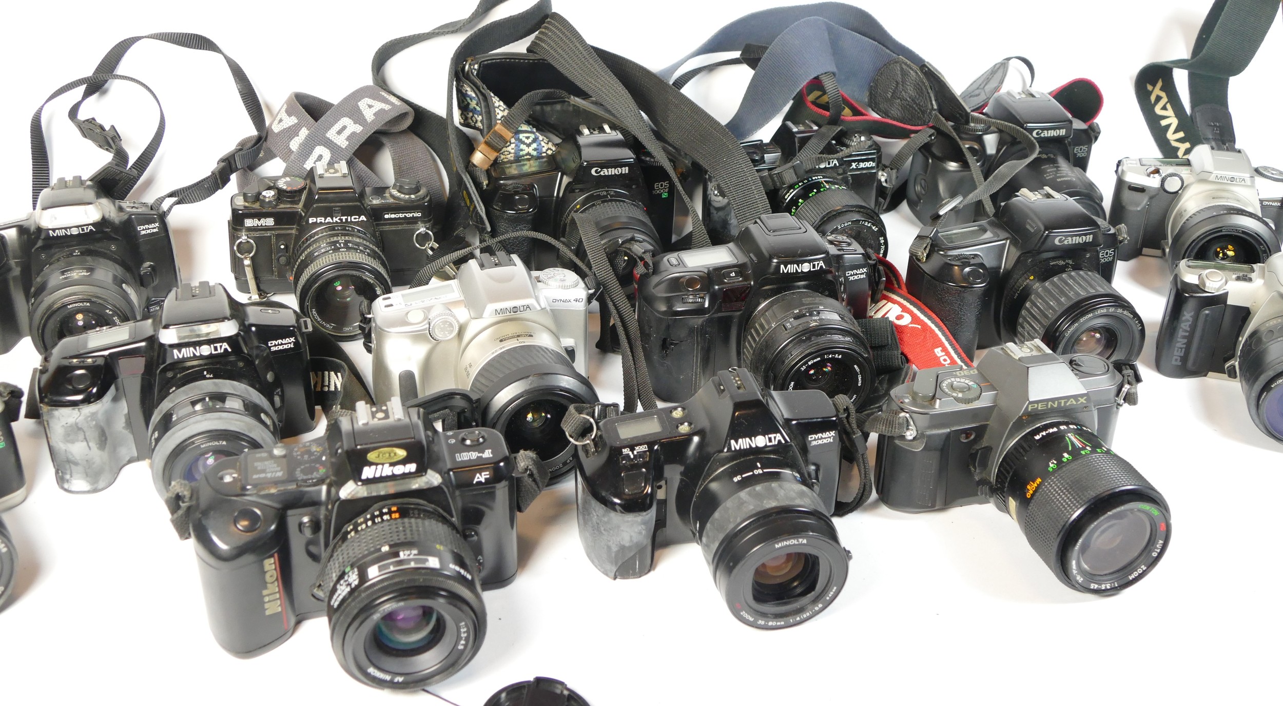 Twenty five SLR vintage film cameras to include a Minolta Maxxum 3000i, a Pentax MZ-50, a Canon - Bild 2 aus 2