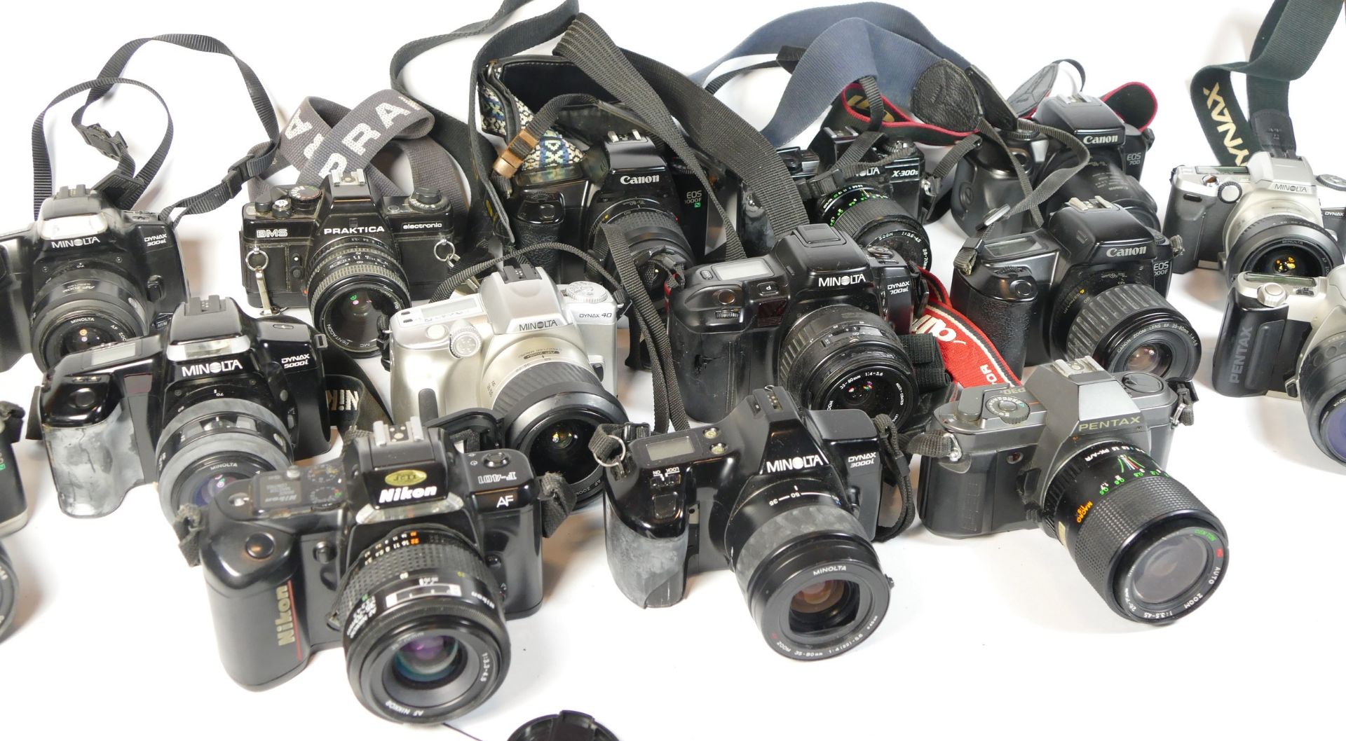 Twenty five SLR vintage film cameras to include a Minolta Maxxum 3000i, a Pentax MZ-50, a Canon - Image 2 of 2