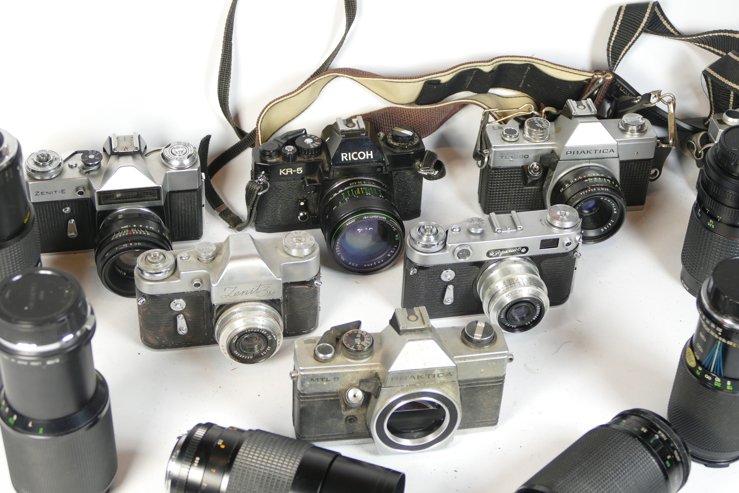 Eight SLR vintage film cameras to include a Mamiya MSX500, a Zenit 3m, a Praktica MTLS and a - Image 2 of 4