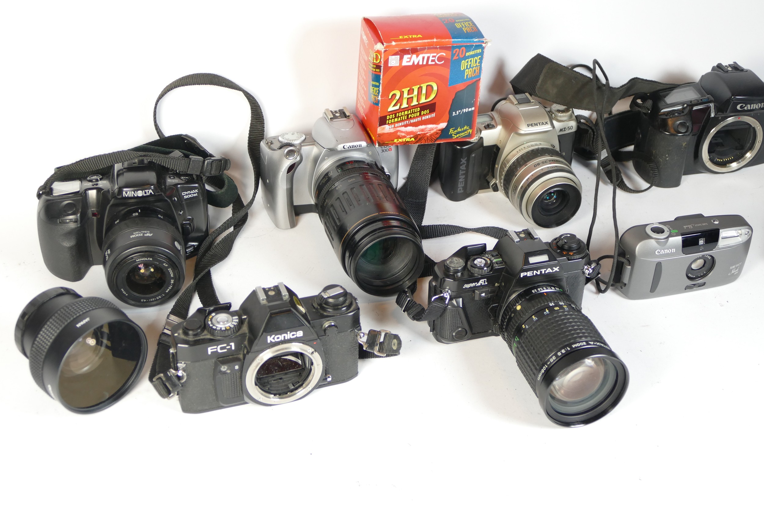 Six SLR vintage film cameras to include a Pentax MZ-50, a Canon EOS 300, a Minolta 500si and a Canon - Image 2 of 3