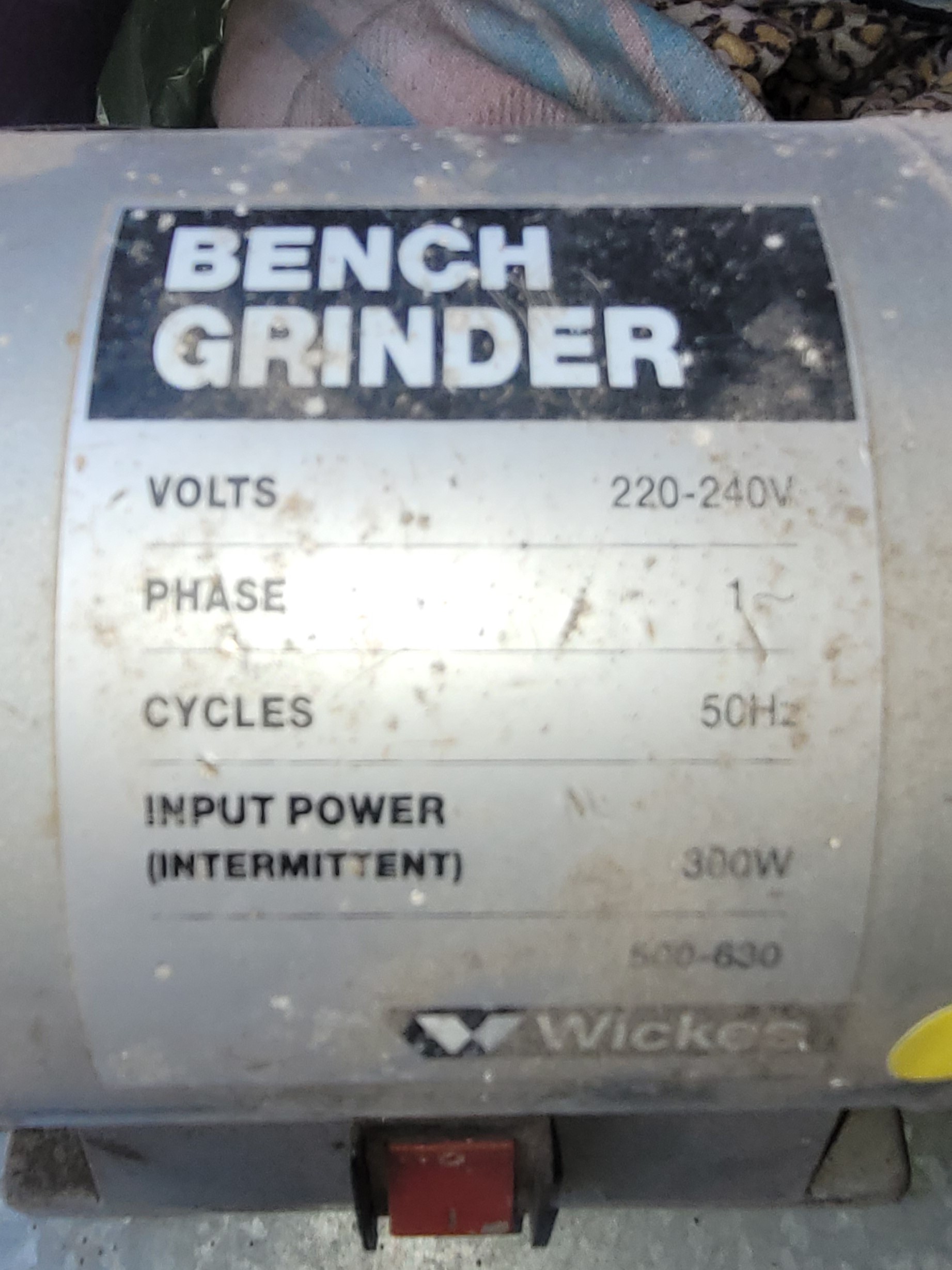 A 240 volt bench saw, together with a Wickes 240 volt bench grinder. (2) - Image 2 of 2