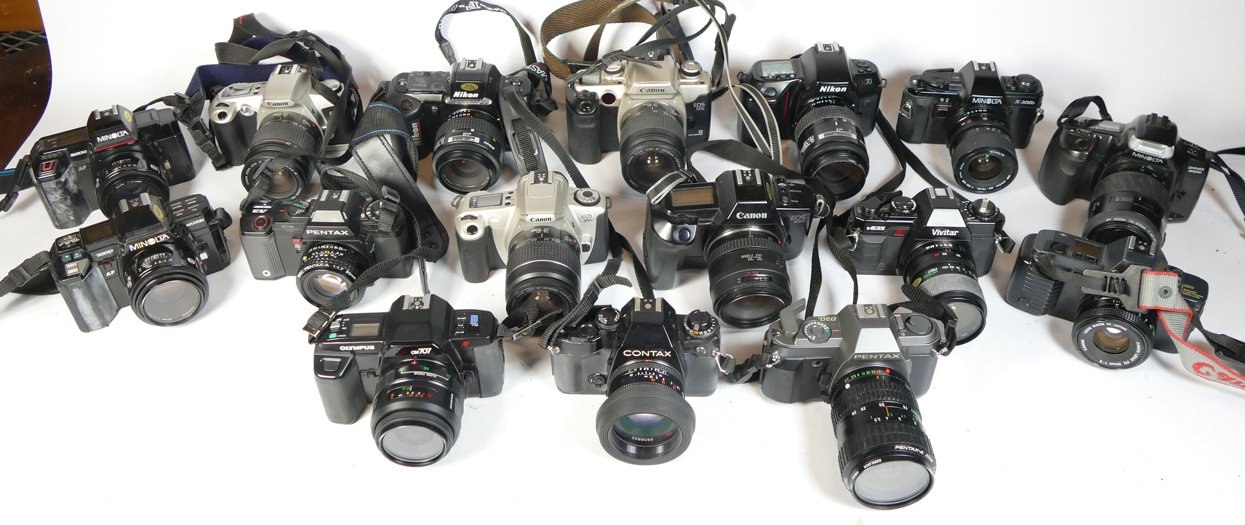 Twenty four SLR vintage film cameras to include a Minolta 5000, a Canon EOS 650, a Vivitar V635