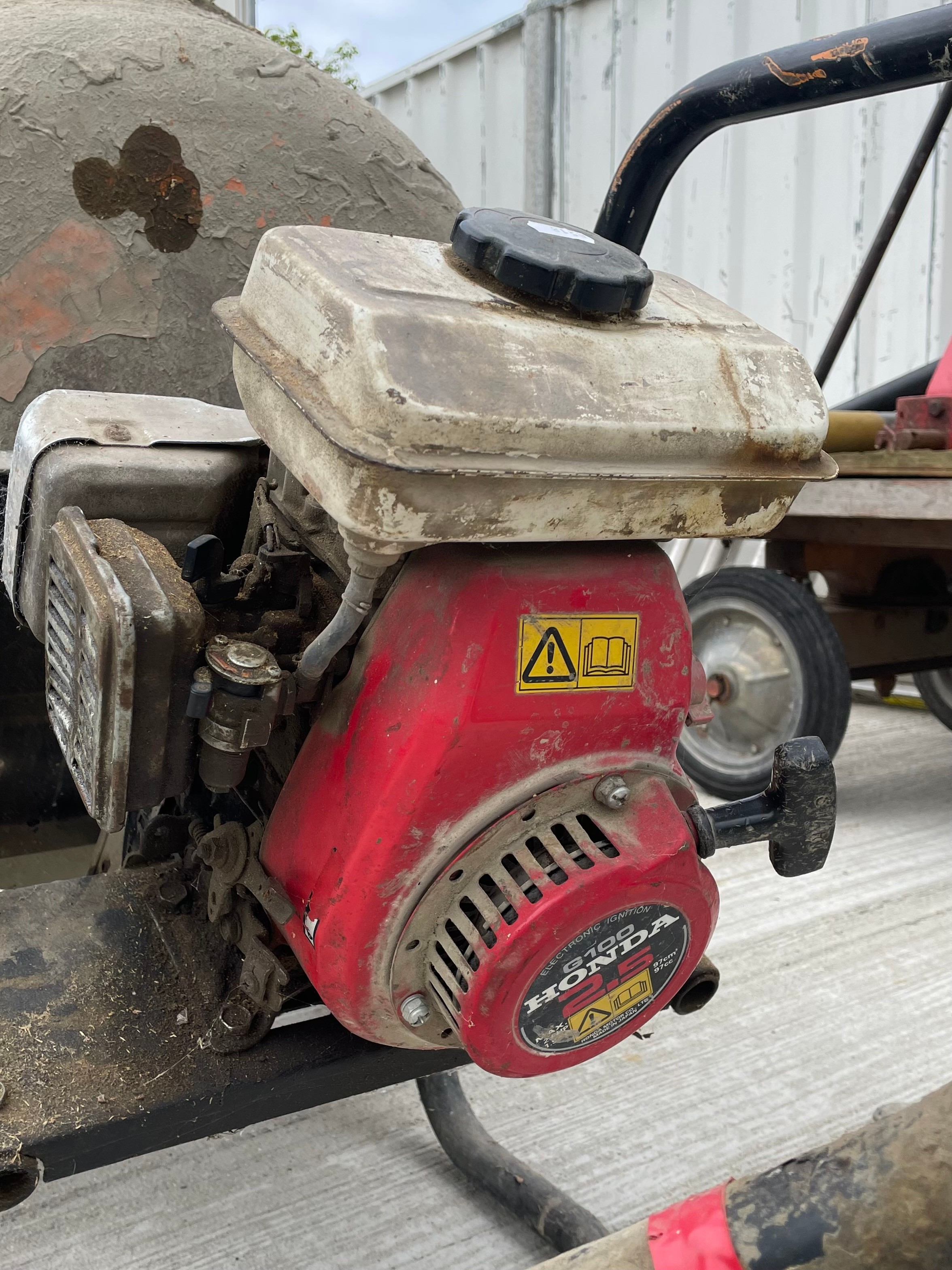 A cement mixer with Honda G100 2.5 petrol engine on stand. - Bild 2 aus 2