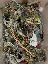 Approximately 10kg of costume jewellery.