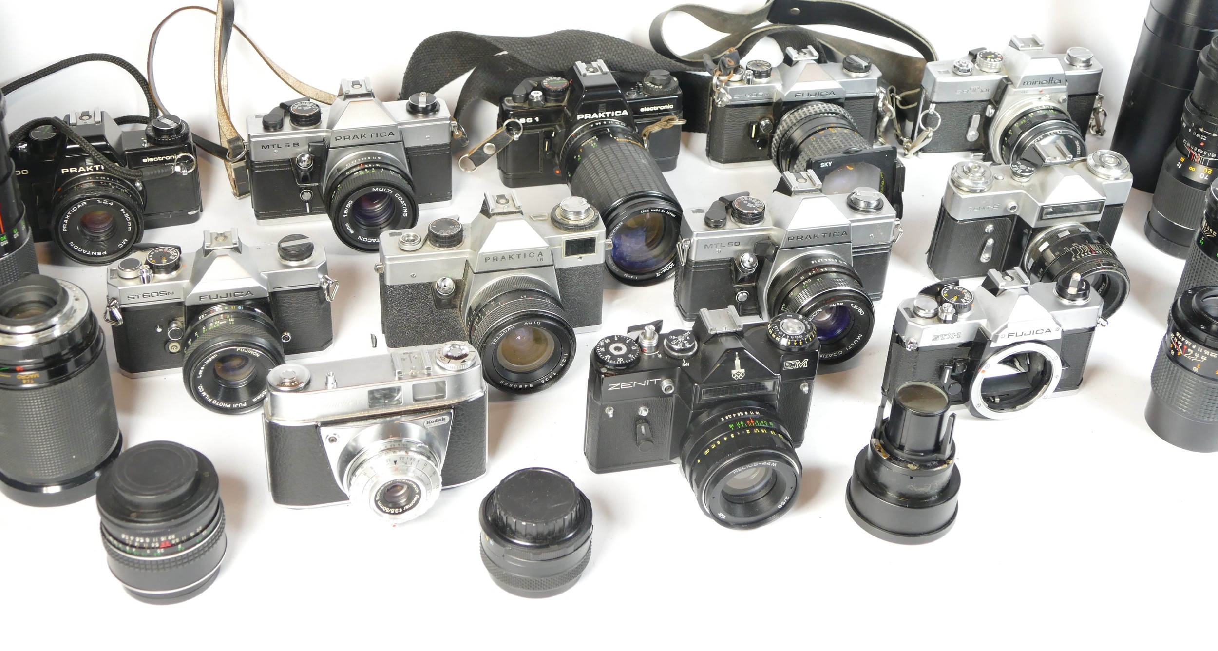 Twelve SLR vintage film cameras to include a Praktica B100, a Zenit E, a Fujica STX-1 and a - Image 2 of 3