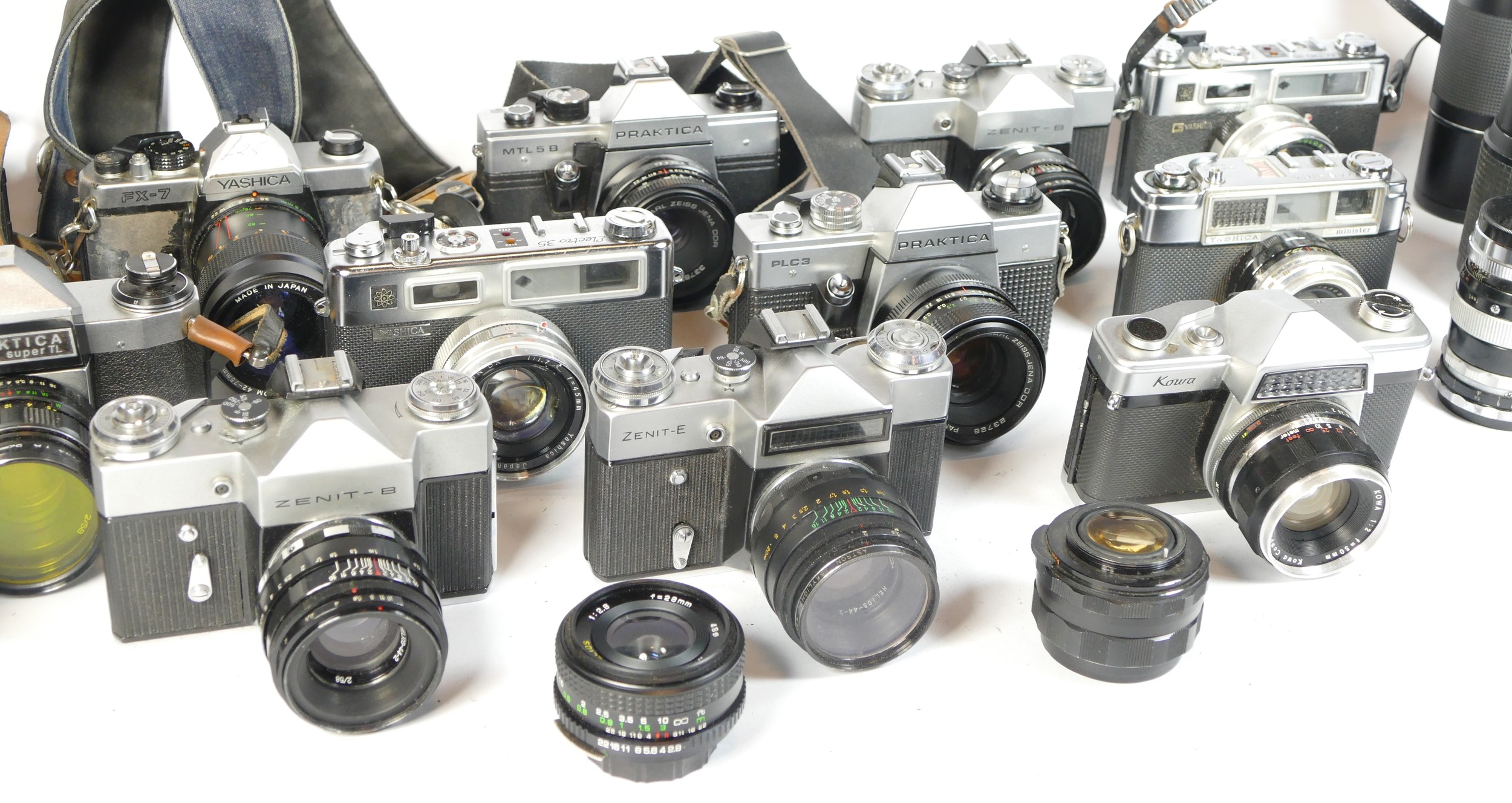 Thirteen SLR vintage film cameras to include a Yashica FX-7, a Praktica Super TL, a Zenit E and a - Image 2 of 3