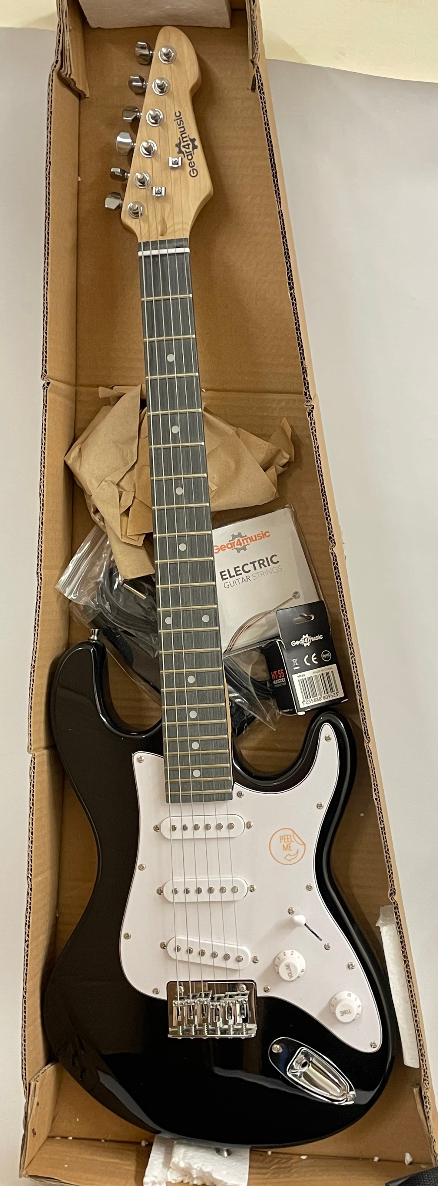 A modern 'Gear4Music ' electric guitar, to include gig bag, jack cable, amp, tuner, original box - Image 3 of 4