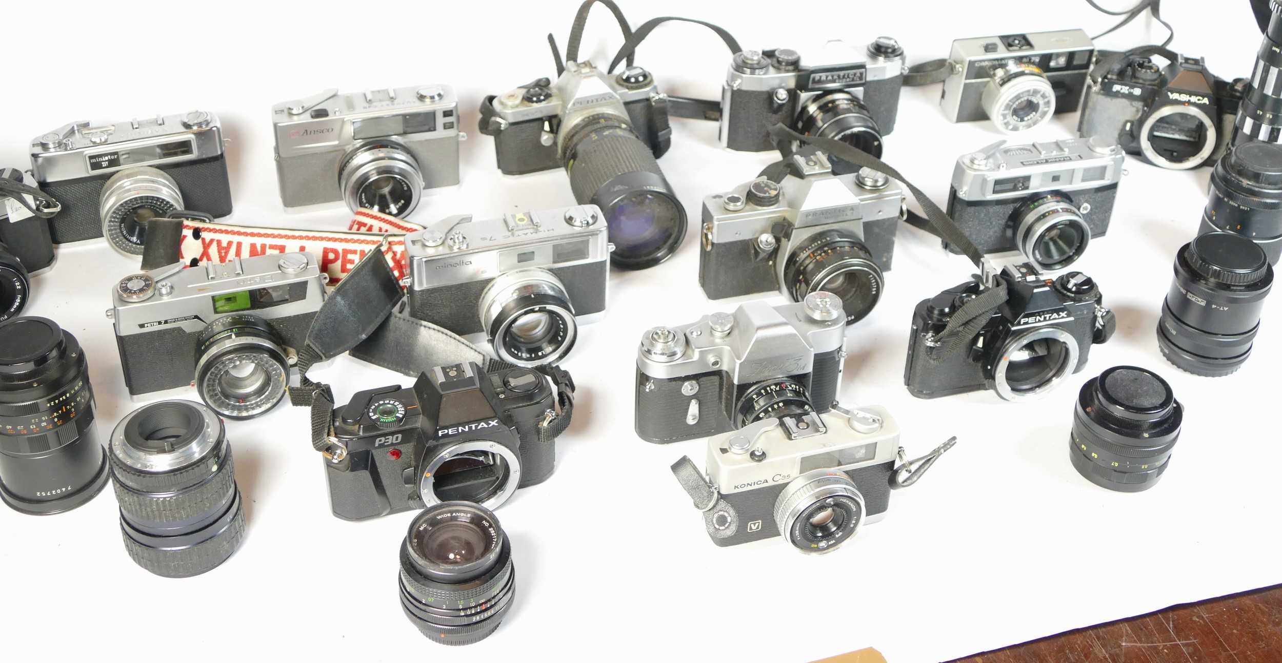Fifteen SLR vintage film cameras to include a Yashica FX3, a Pentax MV1, a Canon M70 and a Minolta - Bild 2 aus 3