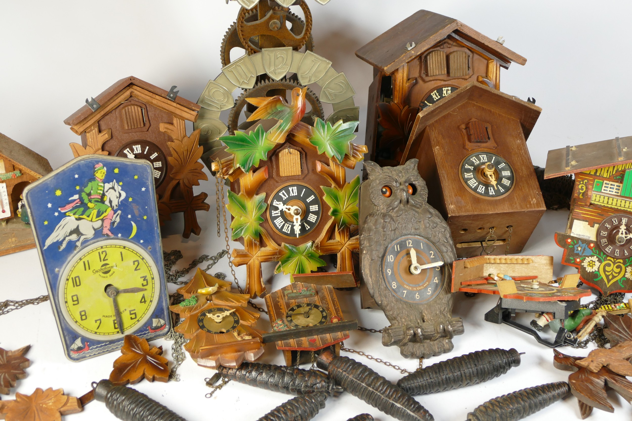 A collection of mid 20th century cuckoo clocks, having mechanical movements, for spares or repair. - Bild 2 aus 2