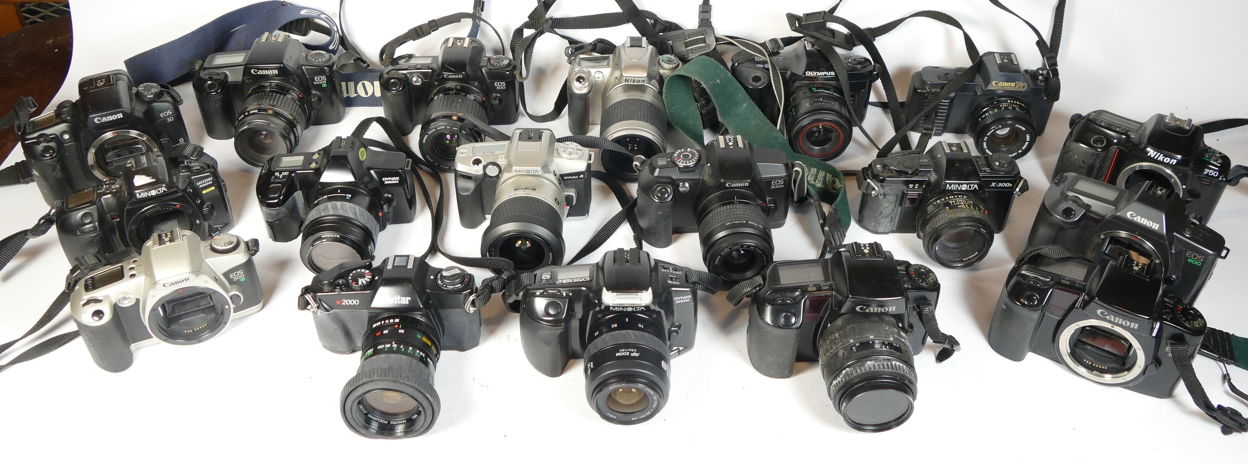 Twenty five SLR vintage film cameras to include a Canon EOS 100, a Canon EOS 500, a Minolta 7000 and