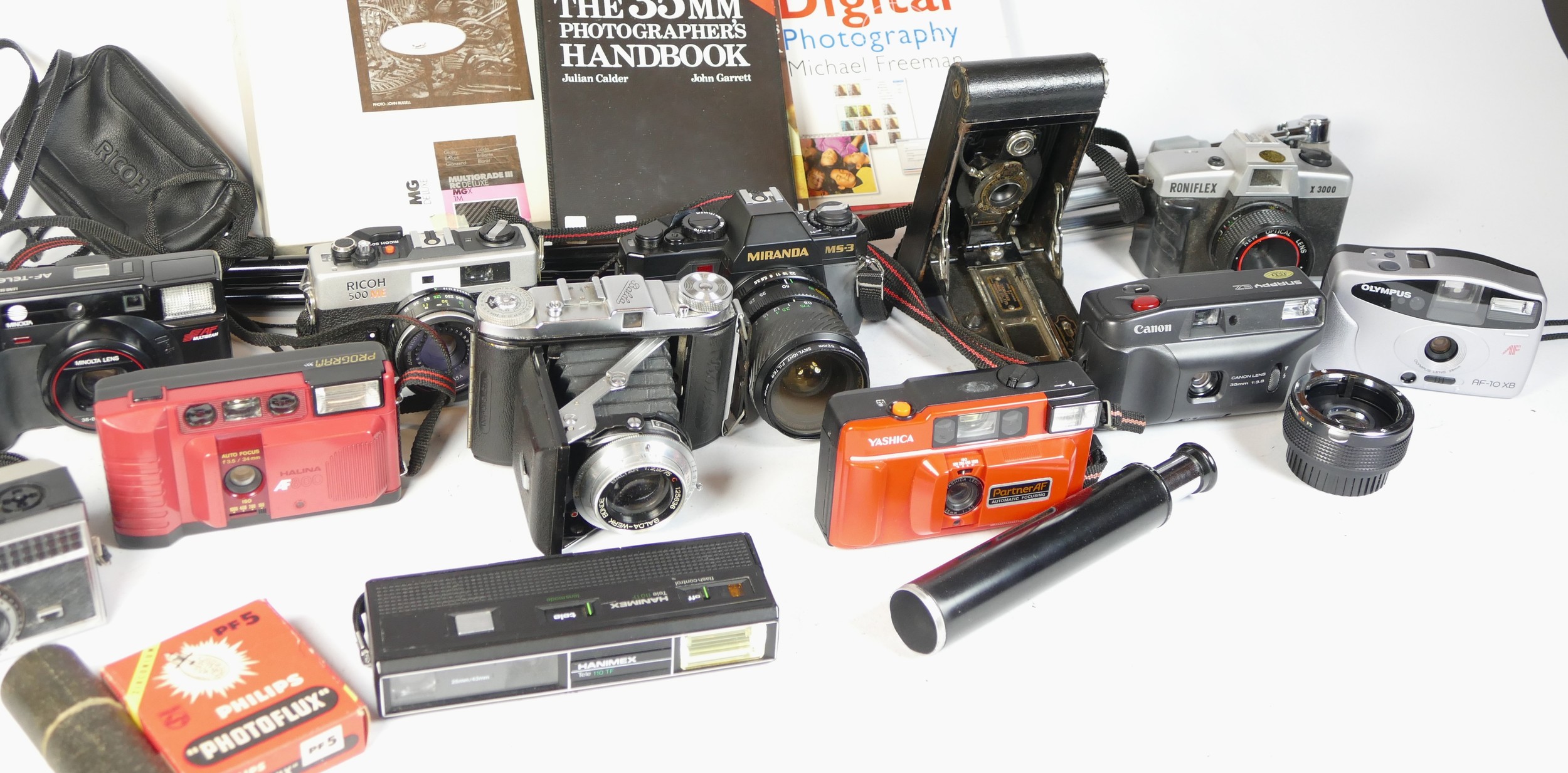 Twelve mixed cameras comprising of SLR vintage film and compact film cameras, to include a Minolta - Bild 2 aus 2