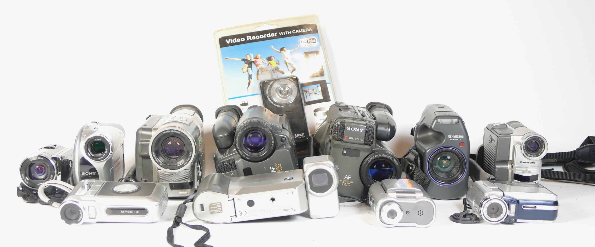 Thirteen video camcorders to include a Sony DCR-DVD105E, a Panasonic NV D511B, a Sony CCD TR707E and - Bild 2 aus 2