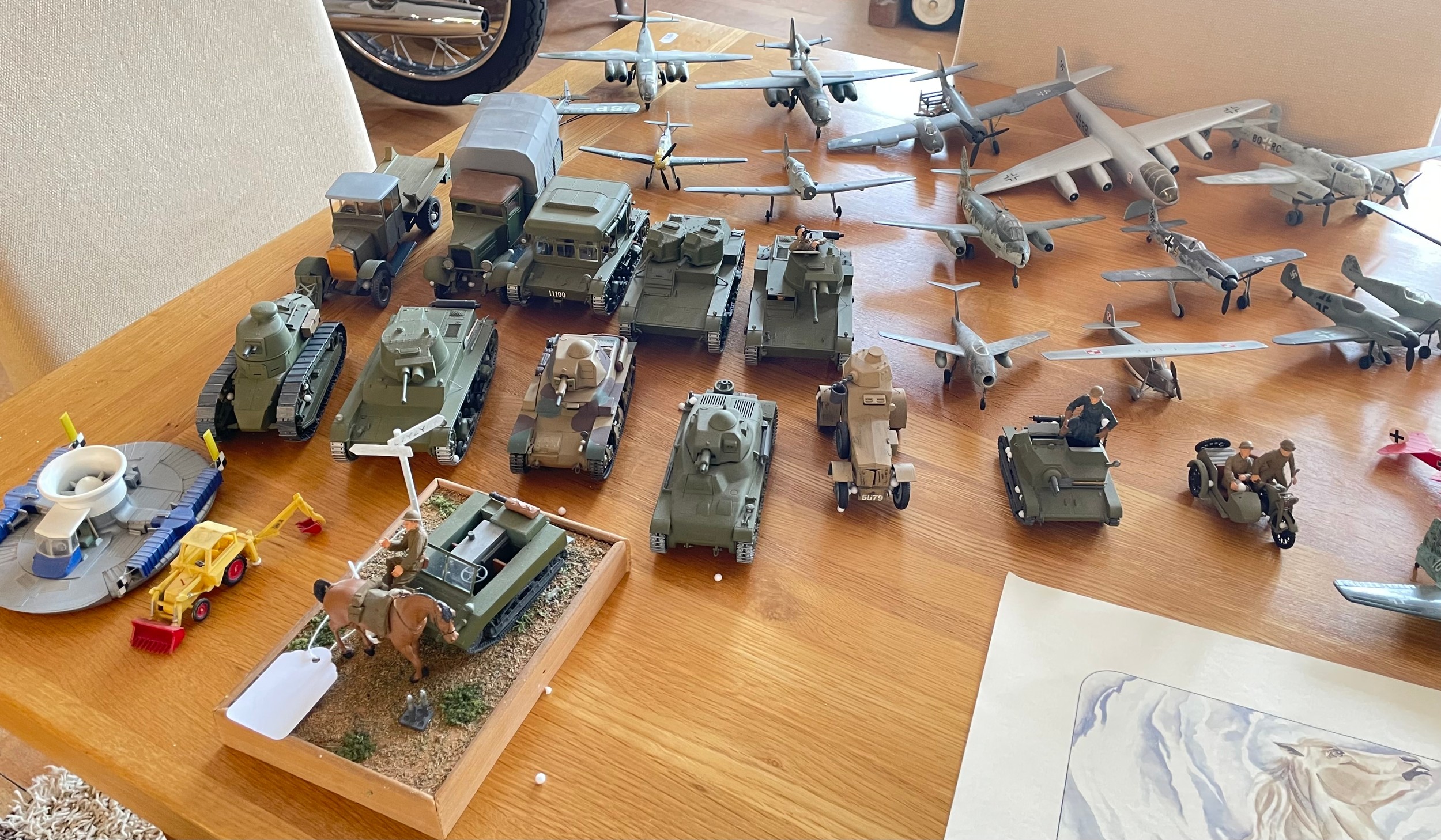 A large quantity of assembled plastic scale model military inspired vehicles to include tanks, - Bild 2 aus 4