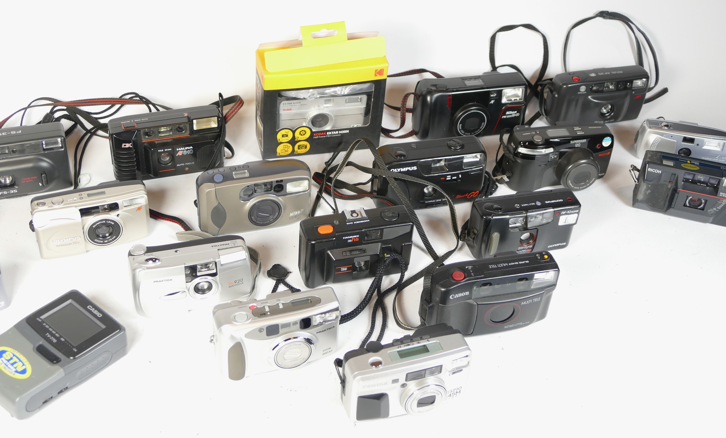 Twenty compact film cameras to include a Kodak Ektar H35N, a Minolta FS-35, a Praktica 900AF and a - Image 2 of 2