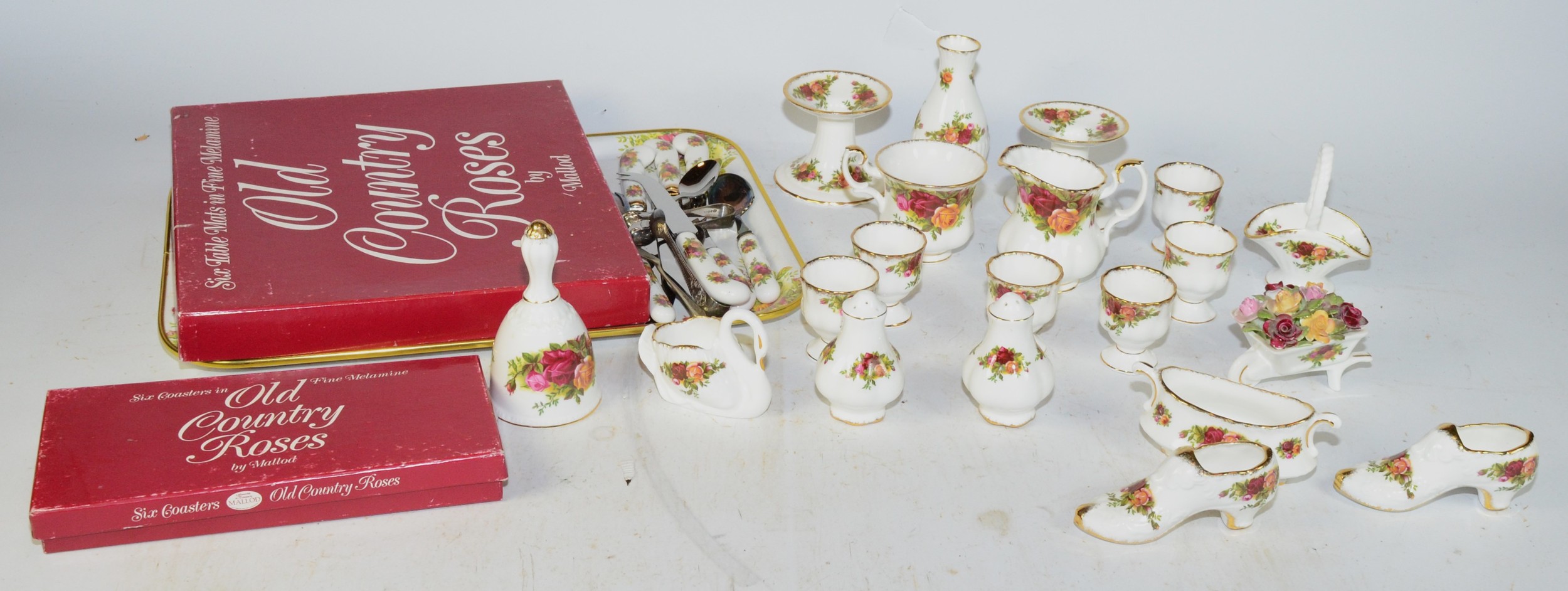 Royal Albert 'Country Roses' Sixty four piece dinner/tea service, together with associated - Bild 5 aus 5