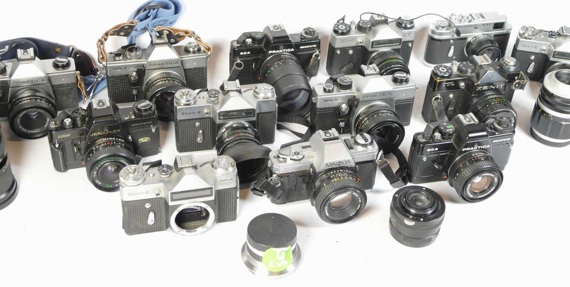 Fourteen SLR vintage film cameras to include a Praktica BCA, a Zenit E, a Minolta x-300 and a - Image 2 of 3