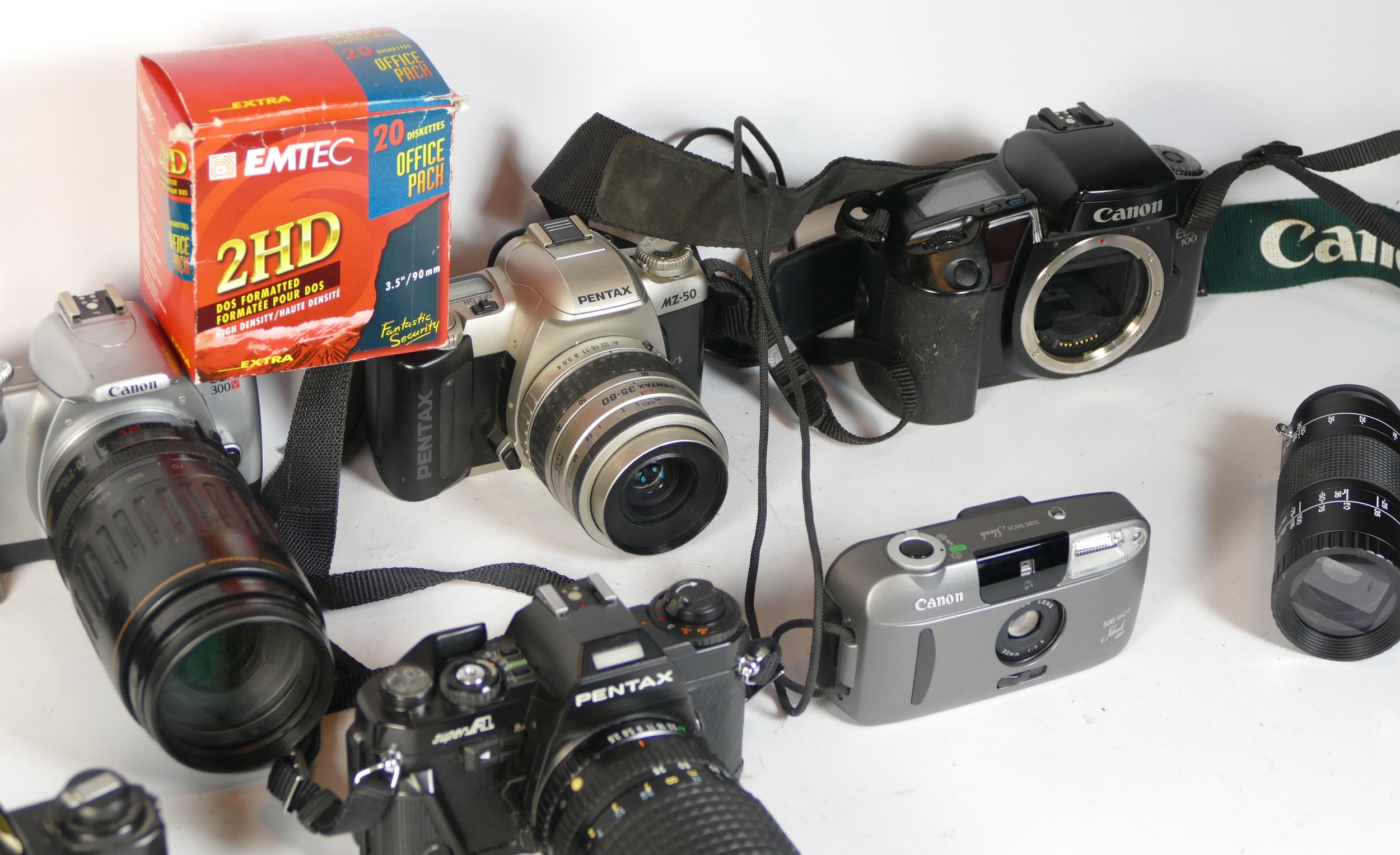Six SLR vintage film cameras to include a Pentax MZ-50, a Canon EOS 300, a Minolta 500si and a Canon - Image 3 of 3