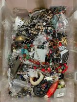 Approximately 10kg of costume jewellery.