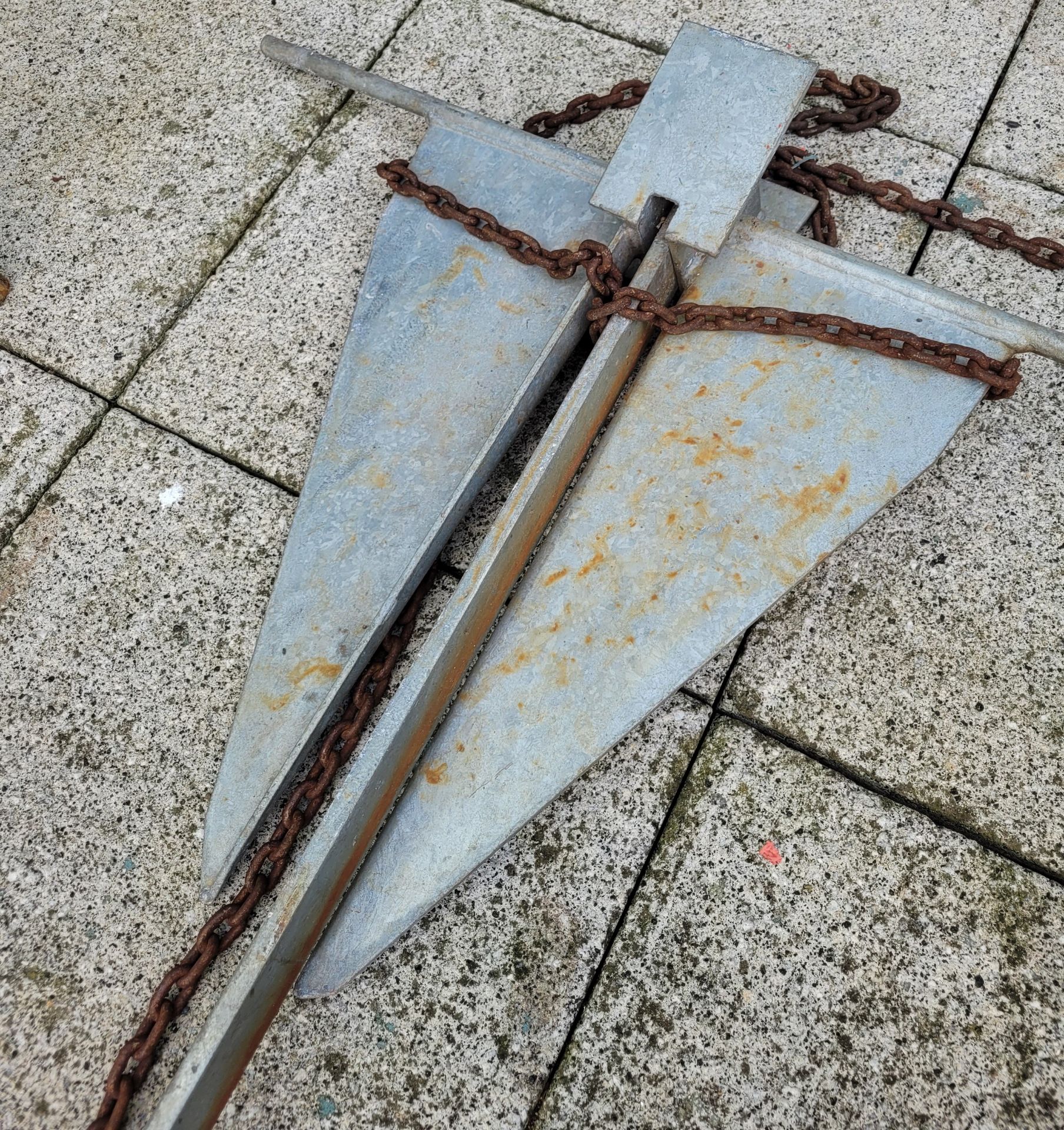 A boats anchor, with chain, 93cm long.