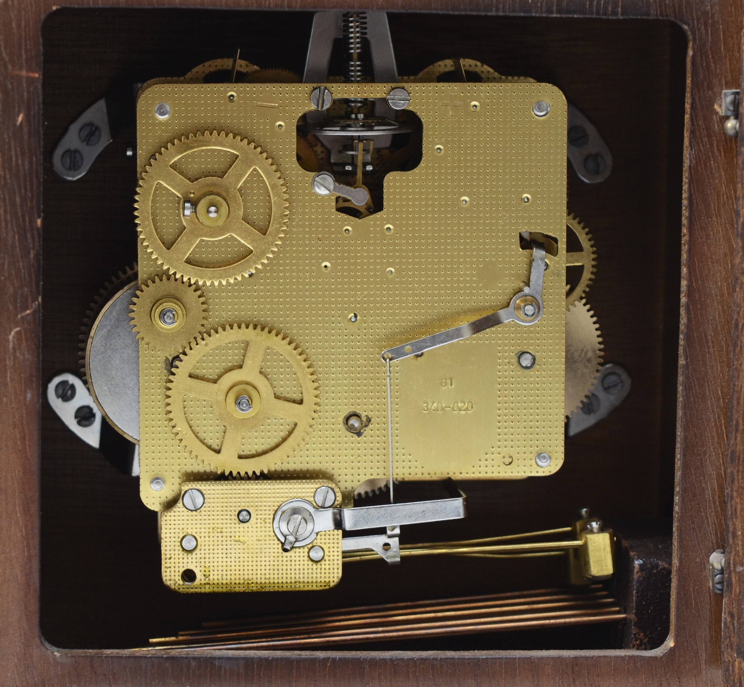 A modern Rapport mahogany cased German bracket clock, the gilt brass dial with Roman numerals - Bild 4 aus 5