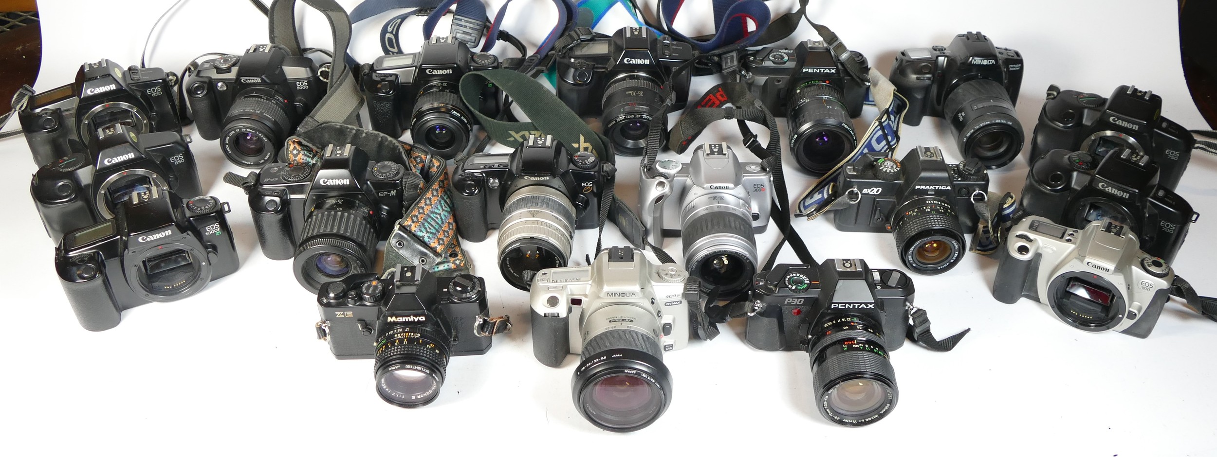 Twenty five SLR vintage film cameras to include a Pentax P30n, a Canon EOS 1000f, a Canon EOS 300