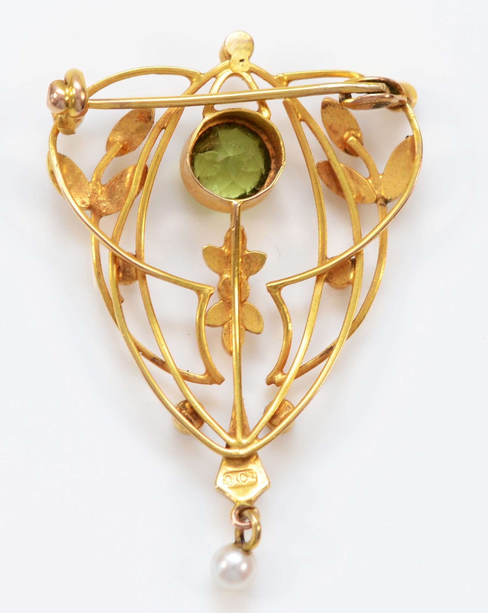 An Edwardian 9ct gold, peridot and half pearl openwork brooch, 38 x 26mm, 3.4gm - Image 2 of 2