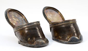 An Edwardian pair of silver plated ponies hoof containers, unmarked, 5.5cm high.