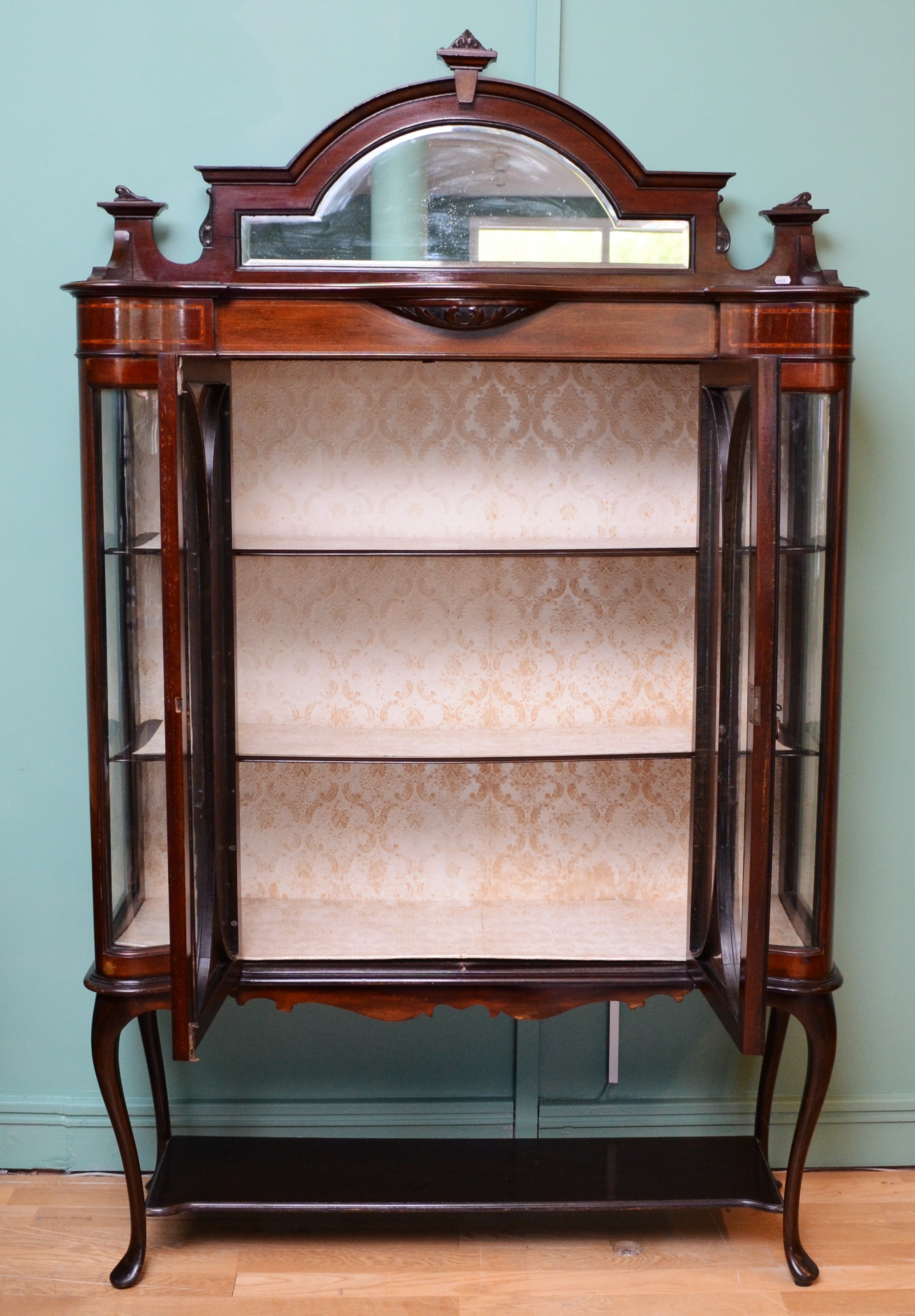 Edwardian inlaid mahogany display cabinet, the central arched mirror plate within a carved scroll - Image 5 of 5