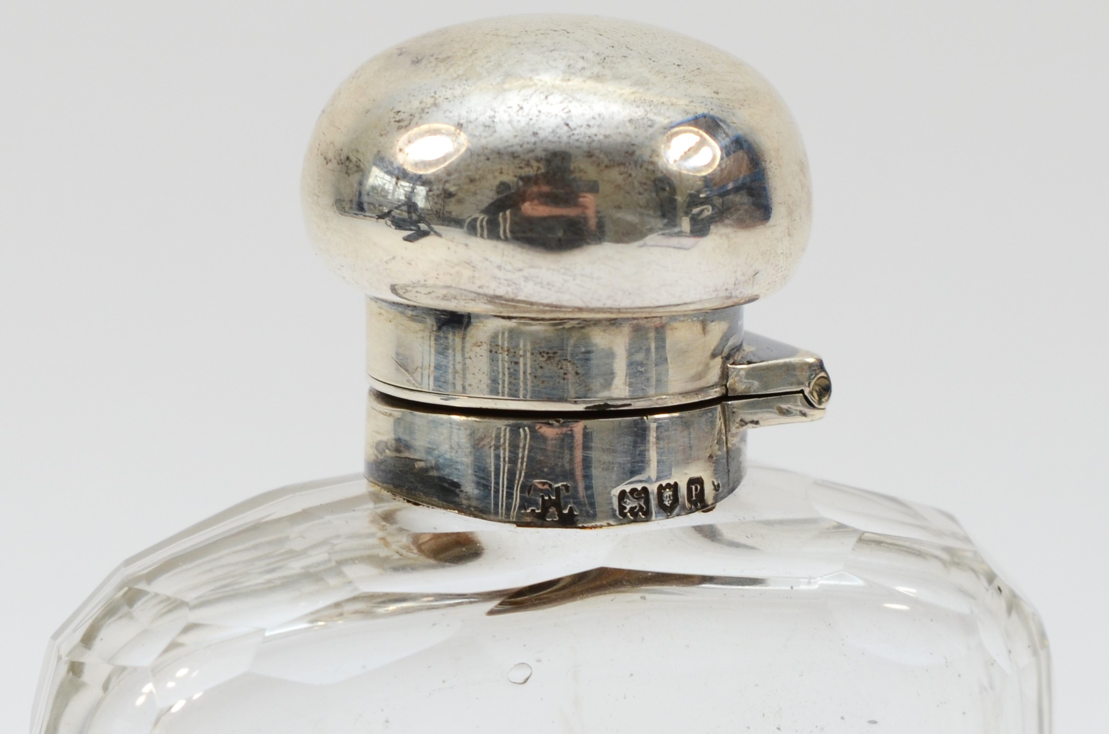 A silver and glass hip flask, by Mappin & Webb, London 1910, with bayonet cap and pull off base, - Image 3 of 5