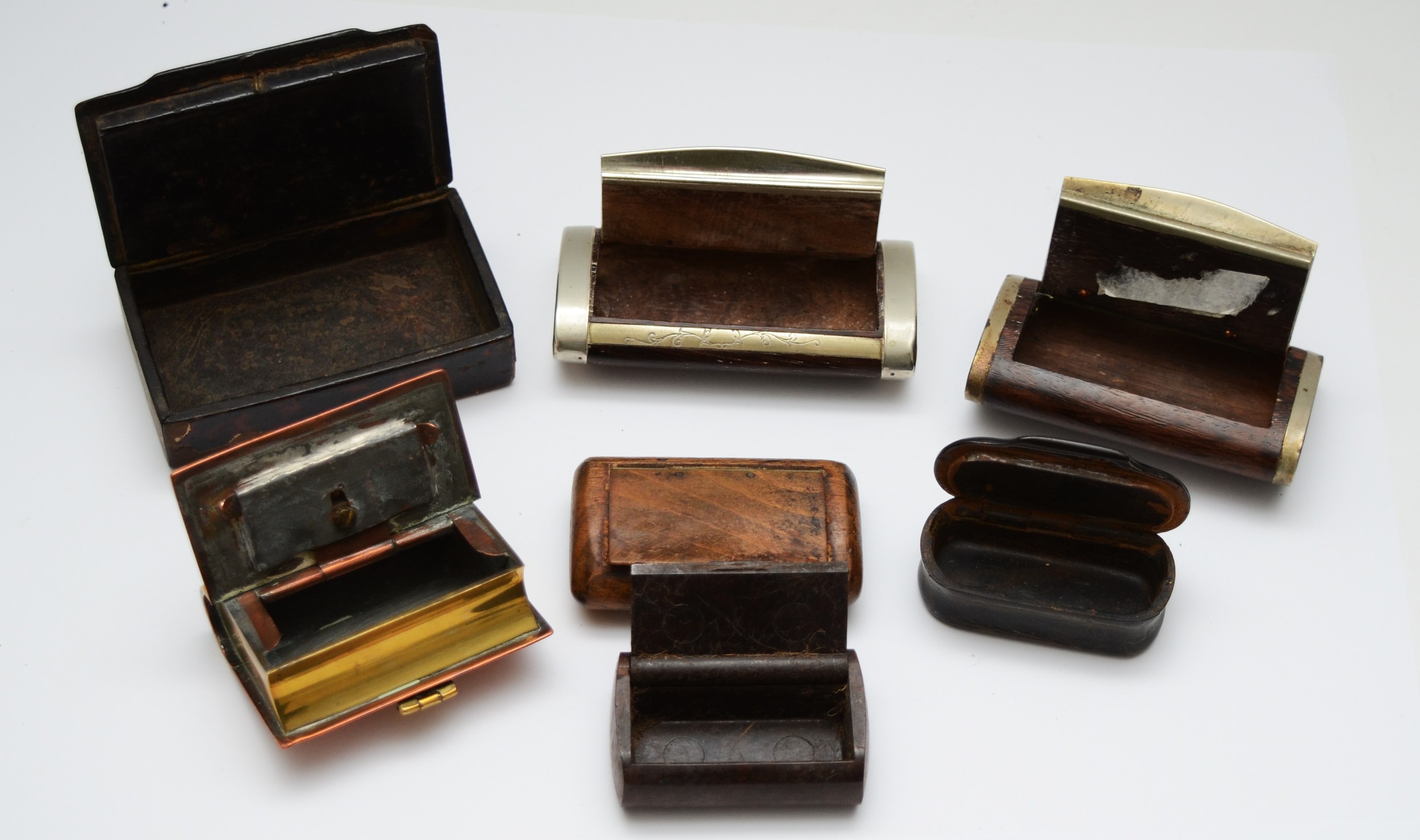 A collection of late 19th century and later snuff boxes, to include a brass and copper example in - Image 3 of 3