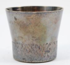 A silver toddy cup, by Payne & Sons, Birmingham 1972, with wriggle engraved base, 5cm, 93gm