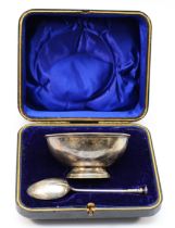 An Edwardian silver christening bowl and spoon, Sheffield 1902, unengraved, bowl diameter10.5cm,