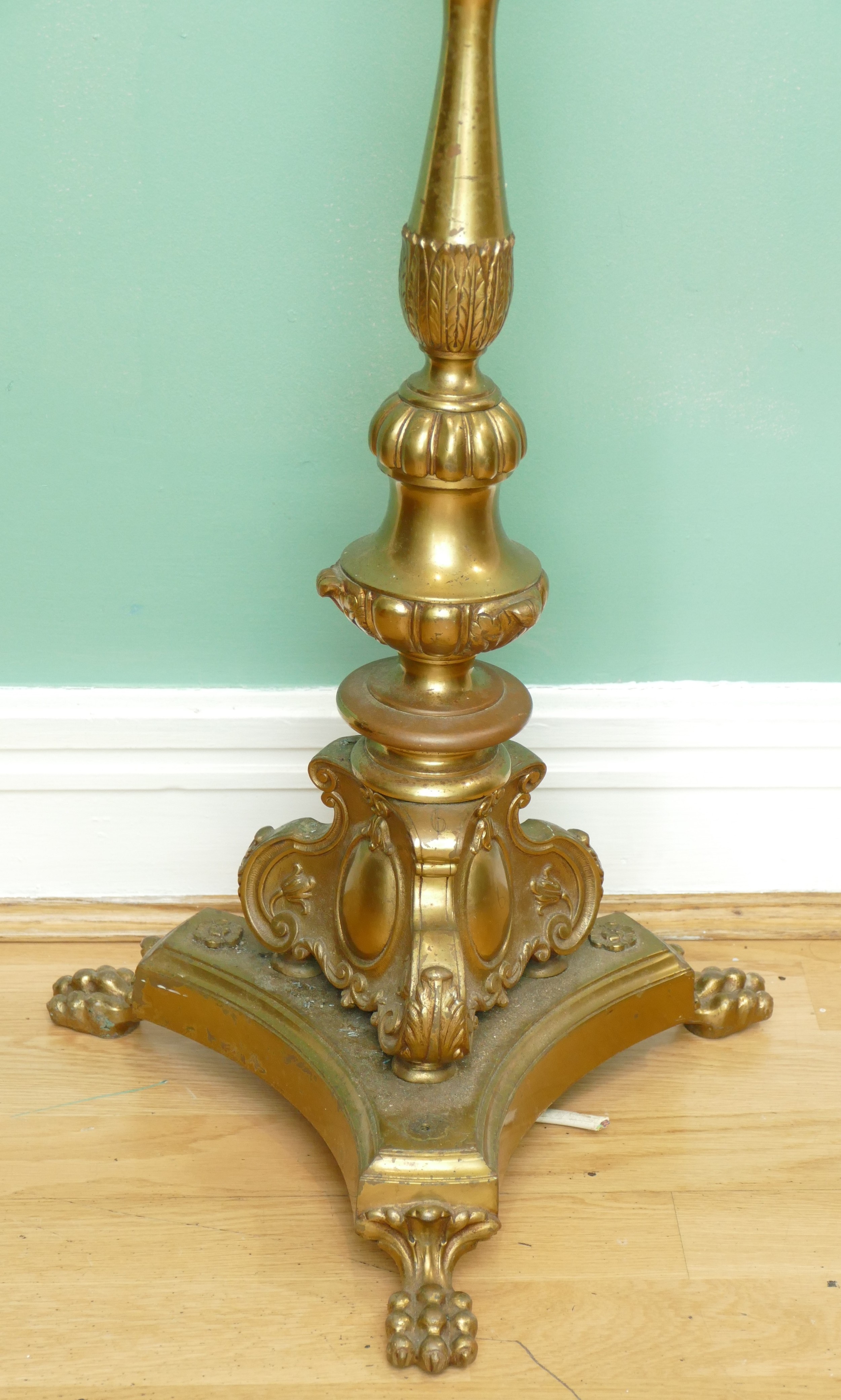 A Louis XV style gilt brass floor standing lamp, having four branch fittings, turned column with - Image 4 of 4